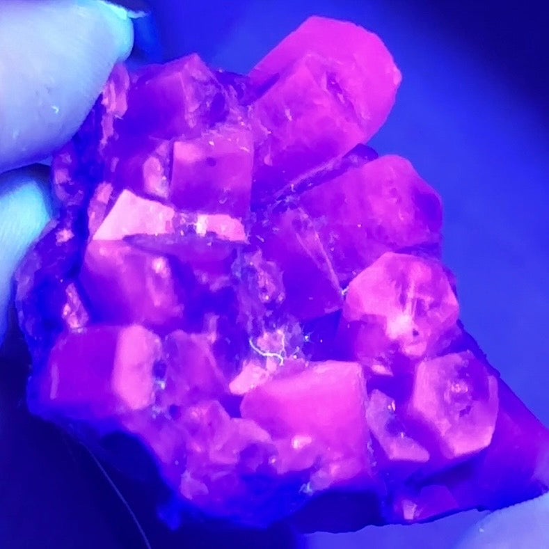 spécimen de calcite colonnaire UV sur quartz drusique A