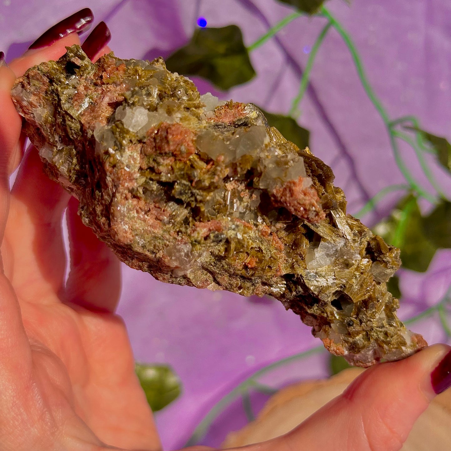 rare spécimen de prehnite, d'épidote forestière et de quartz