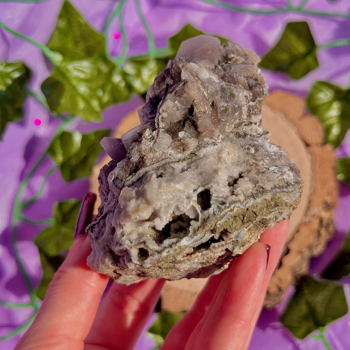 calcite colonnaire UV sur spécimen de quartz drusique B