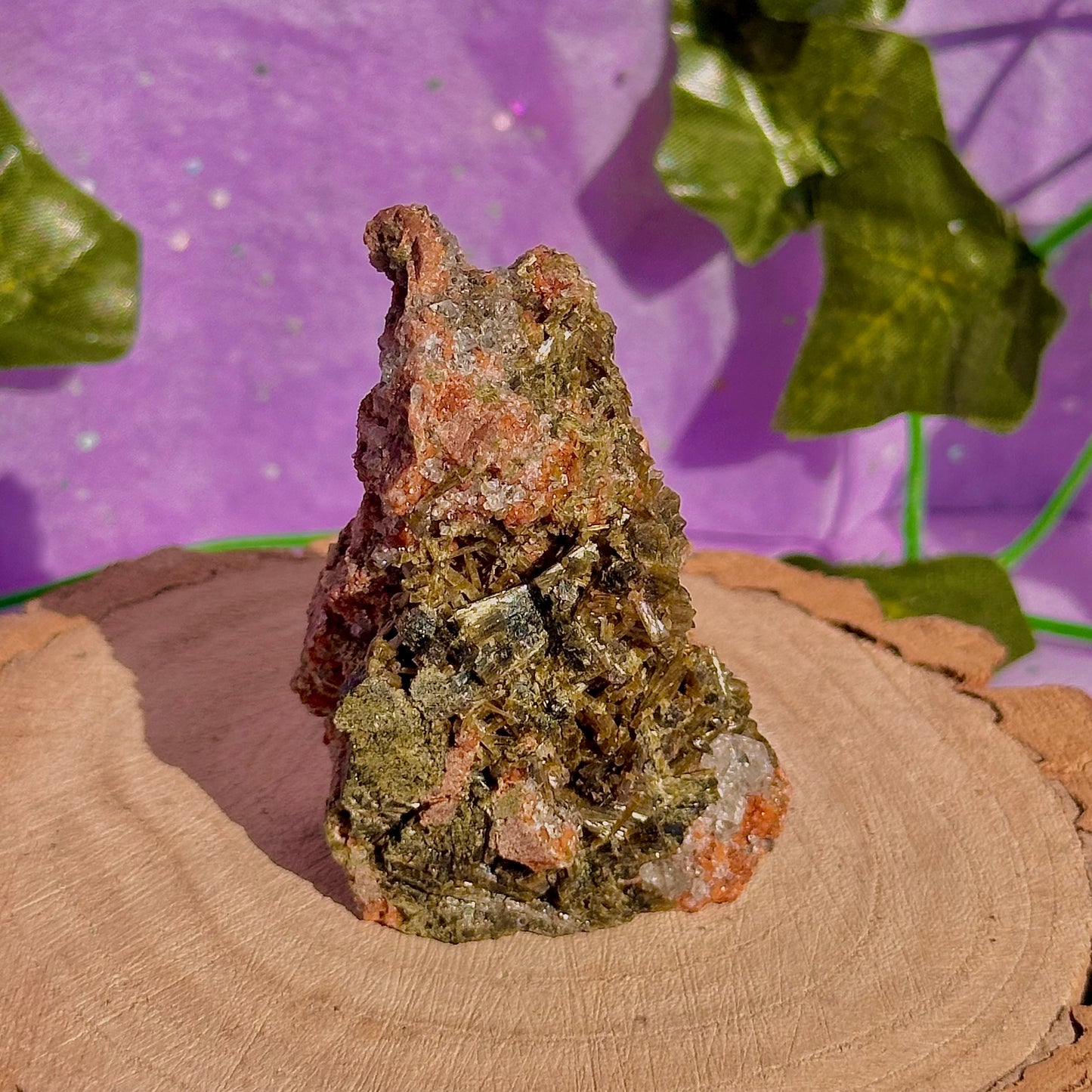 spécimen d'épidote forestière avec de la dolomite UV