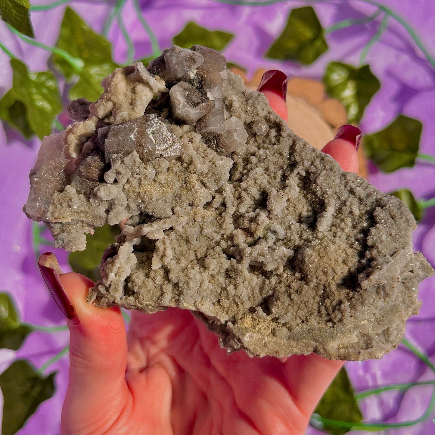calcite colonnaire UV sur spécimen de quartz drusy D