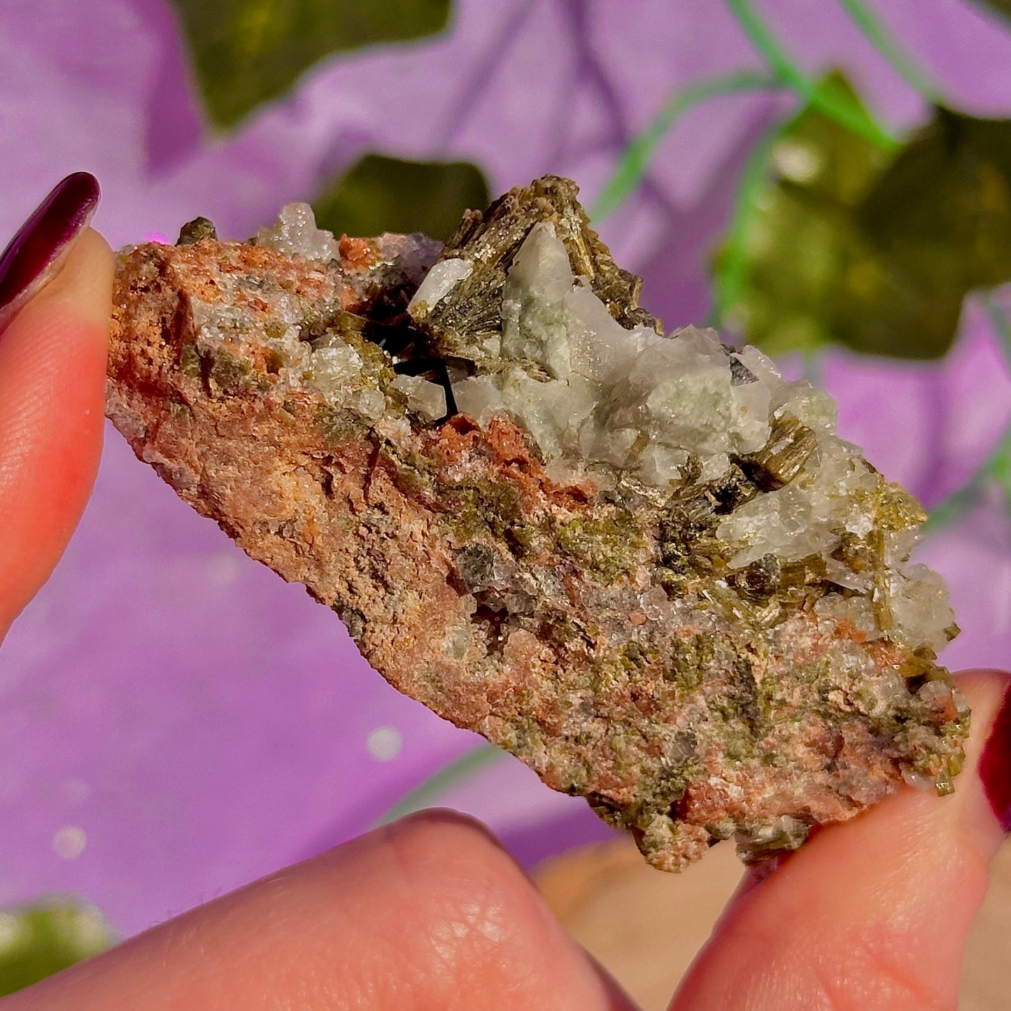 spécimen d'épidote de forêt avec quartz et grenat