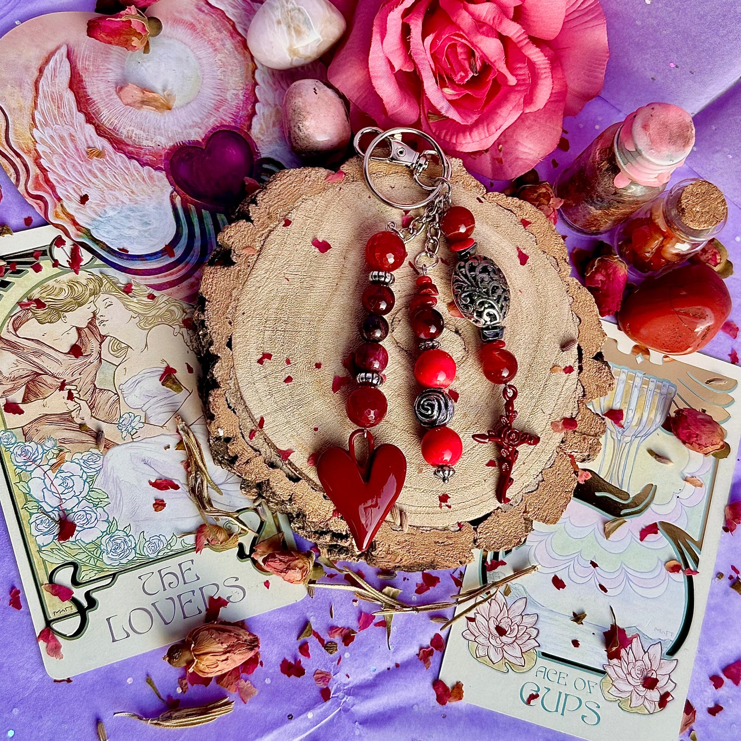 breloque de sac / porte-clés cœur rouge ~ cornaline, mookite, jaspe rouge, hématite, corail