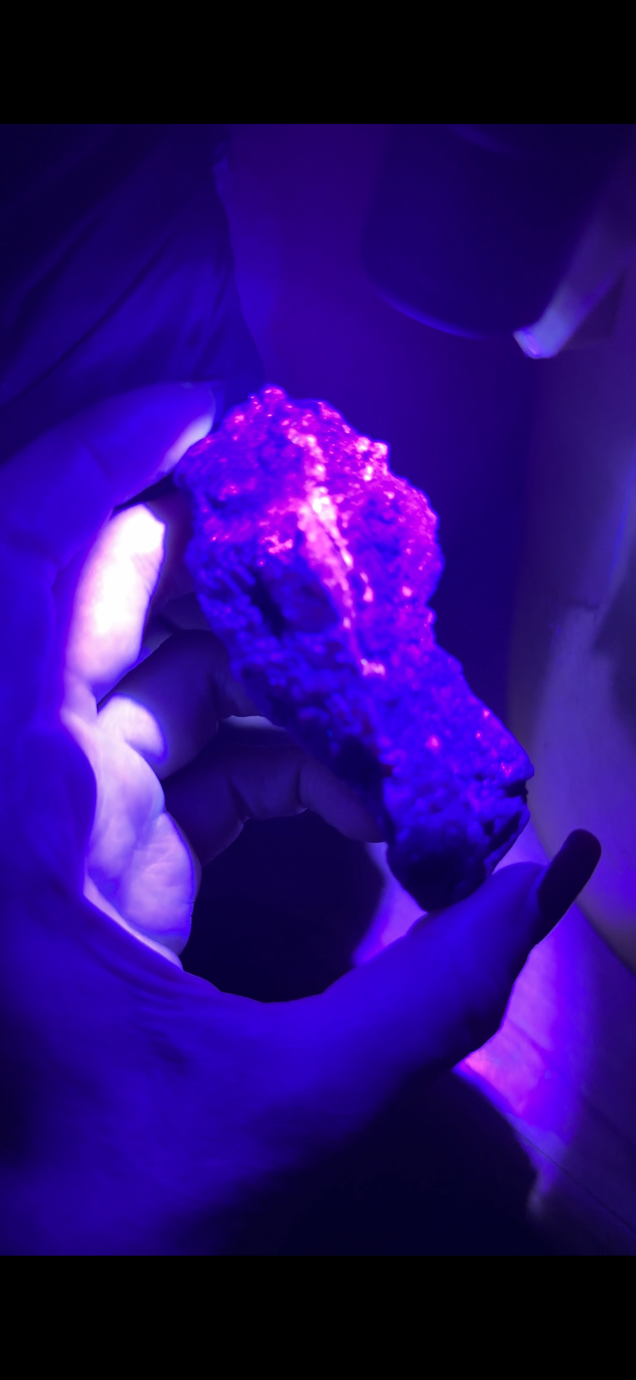 Spécimen de grappe cubique de fluorine rose noire UV