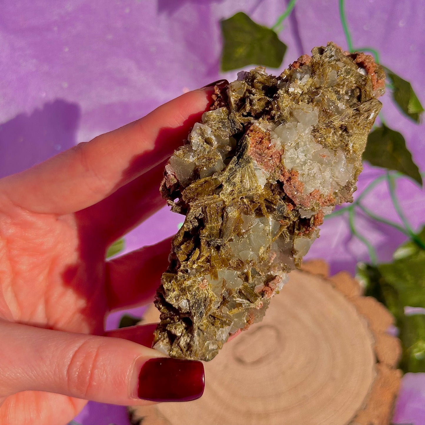 rare spécimen de prehnite, d'épidote forestière et de quartz
