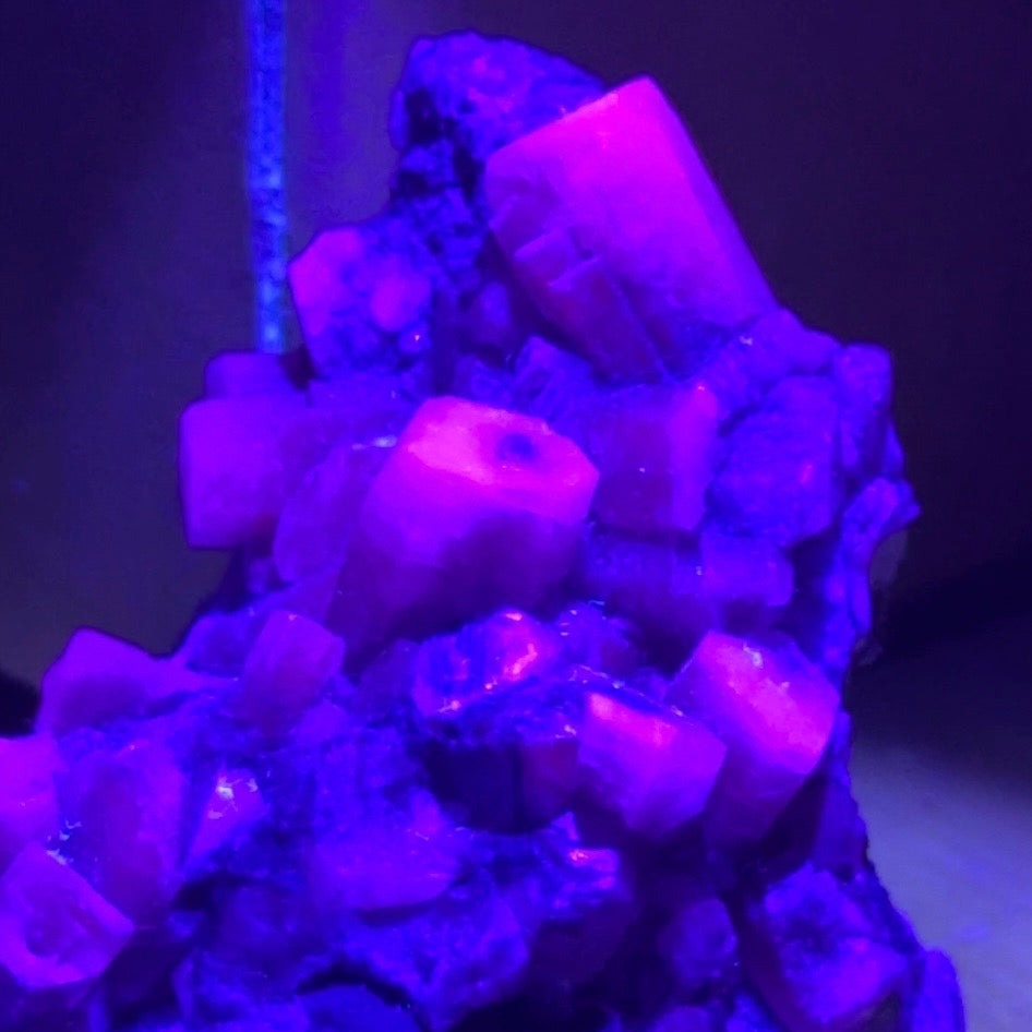 calcite colonnaire UV sur spécimen de quartz drusique B