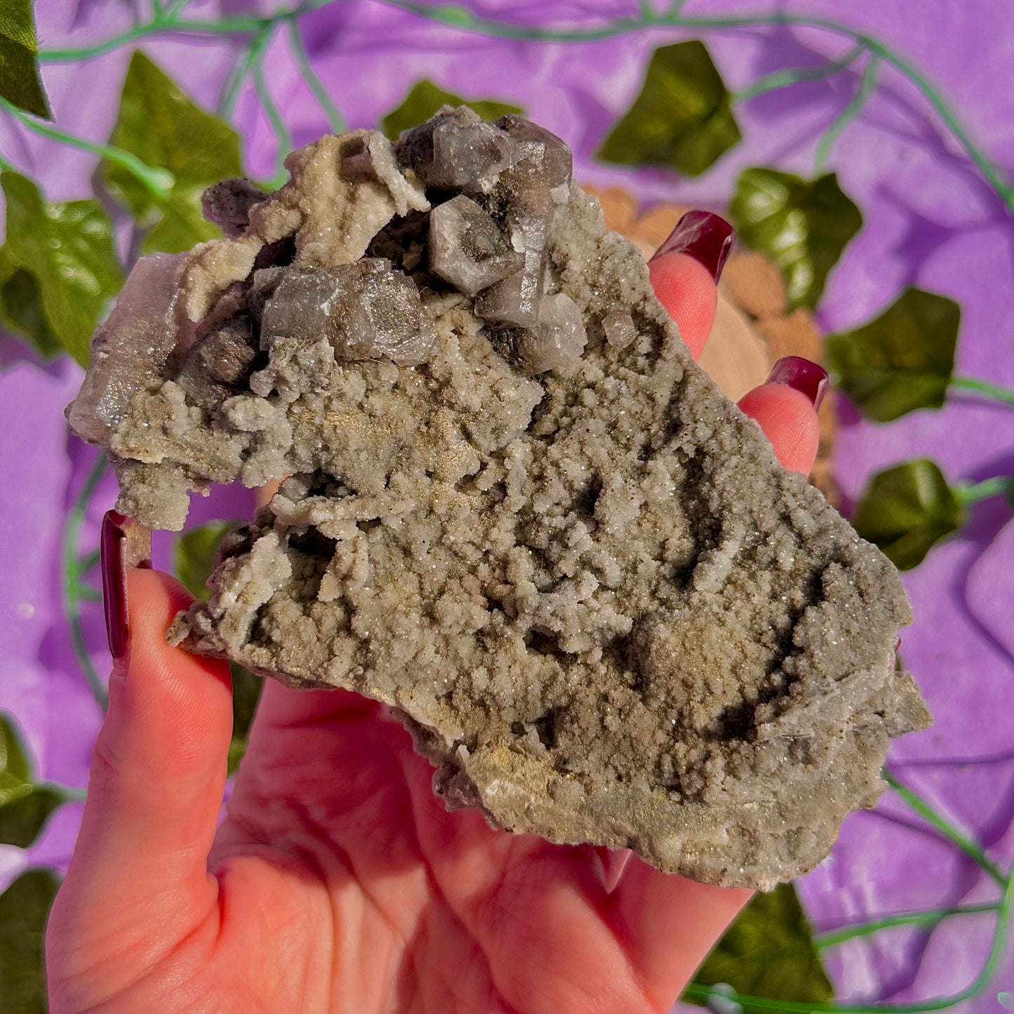 calcite colonnaire UV sur spécimen de quartz drusy D