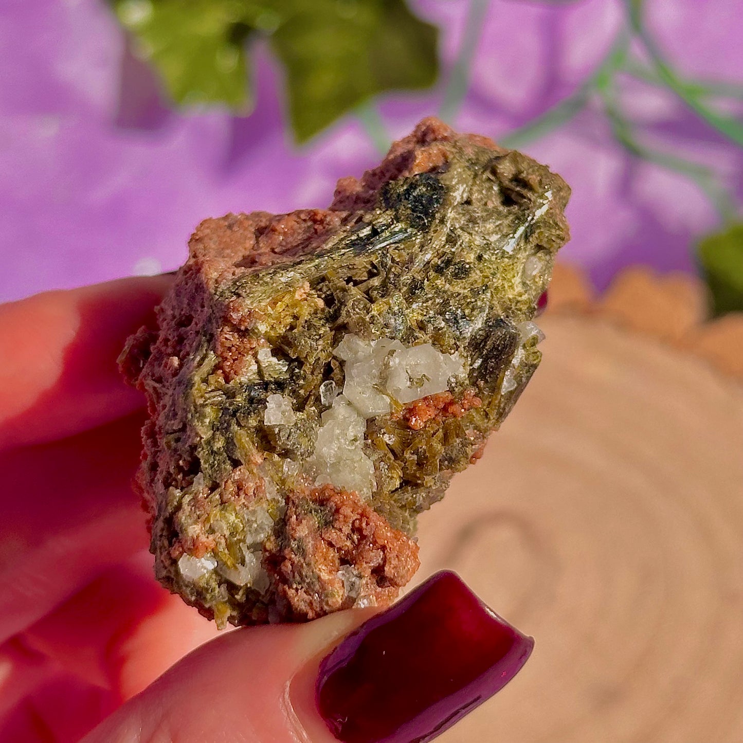 Épidote forêt avec spécimen de quartz