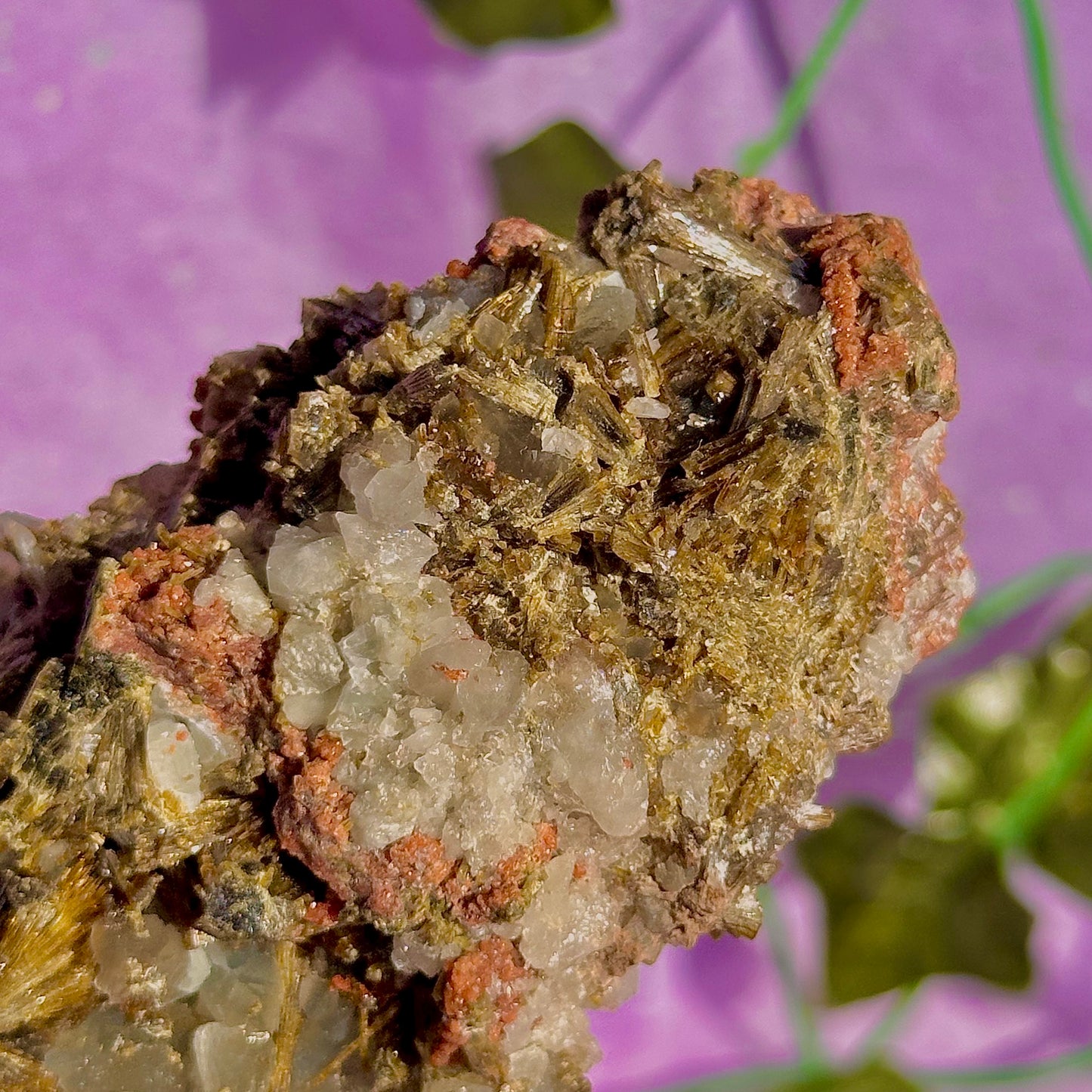 rare spécimen de prehnite, d'épidote forestière et de quartz