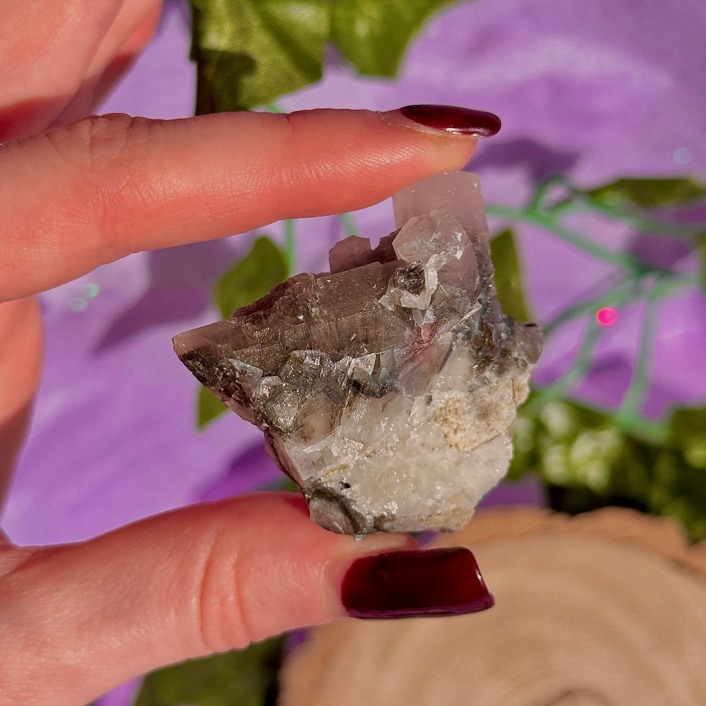 spécimen de calcite colonnaire UV sur quartz drusique A
