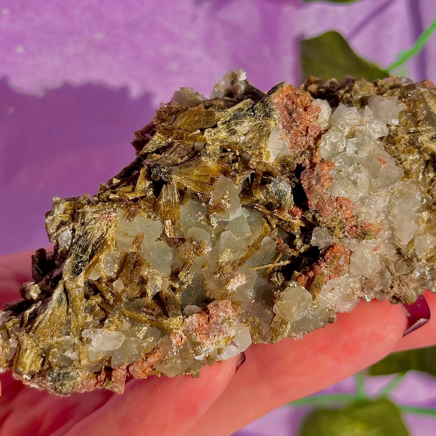 rare spécimen de prehnite, d'épidote forestière et de quartz
