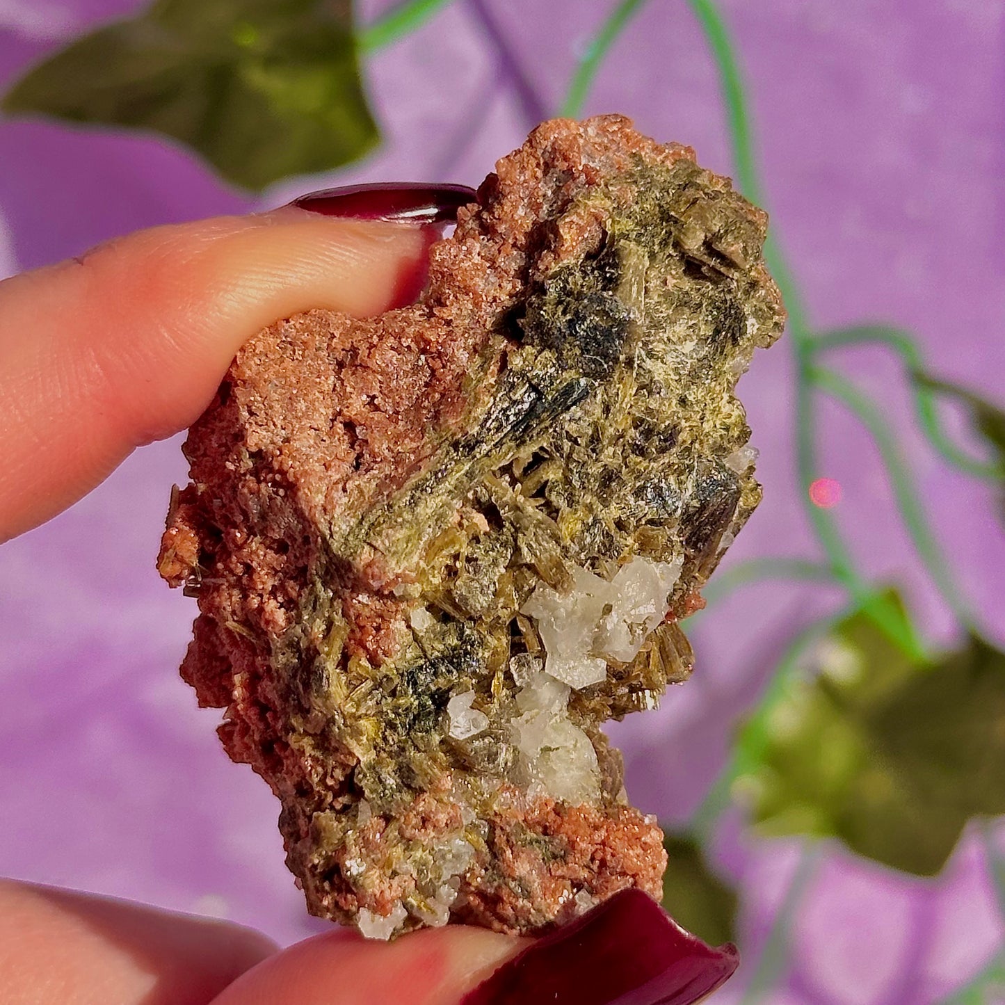 Épidote forêt avec spécimen de quartz
