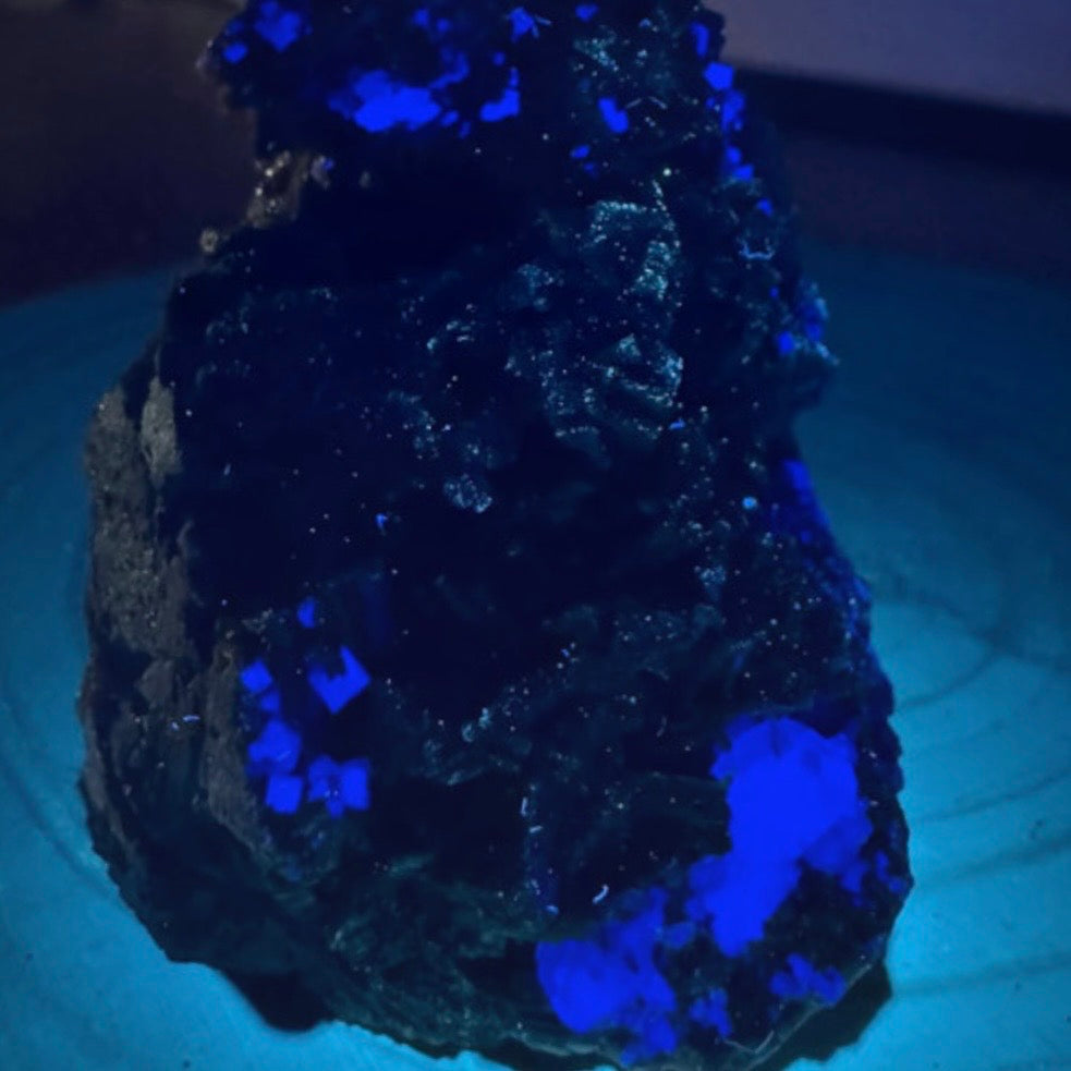 spécimen d'épidote forestière avec de la dolomite UV