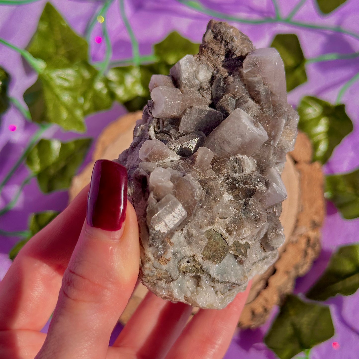 calcite colonnaire UV sur spécimen de quartz drusique B