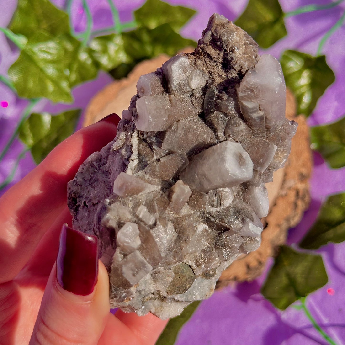 calcite colonnaire UV sur spécimen de quartz drusique B