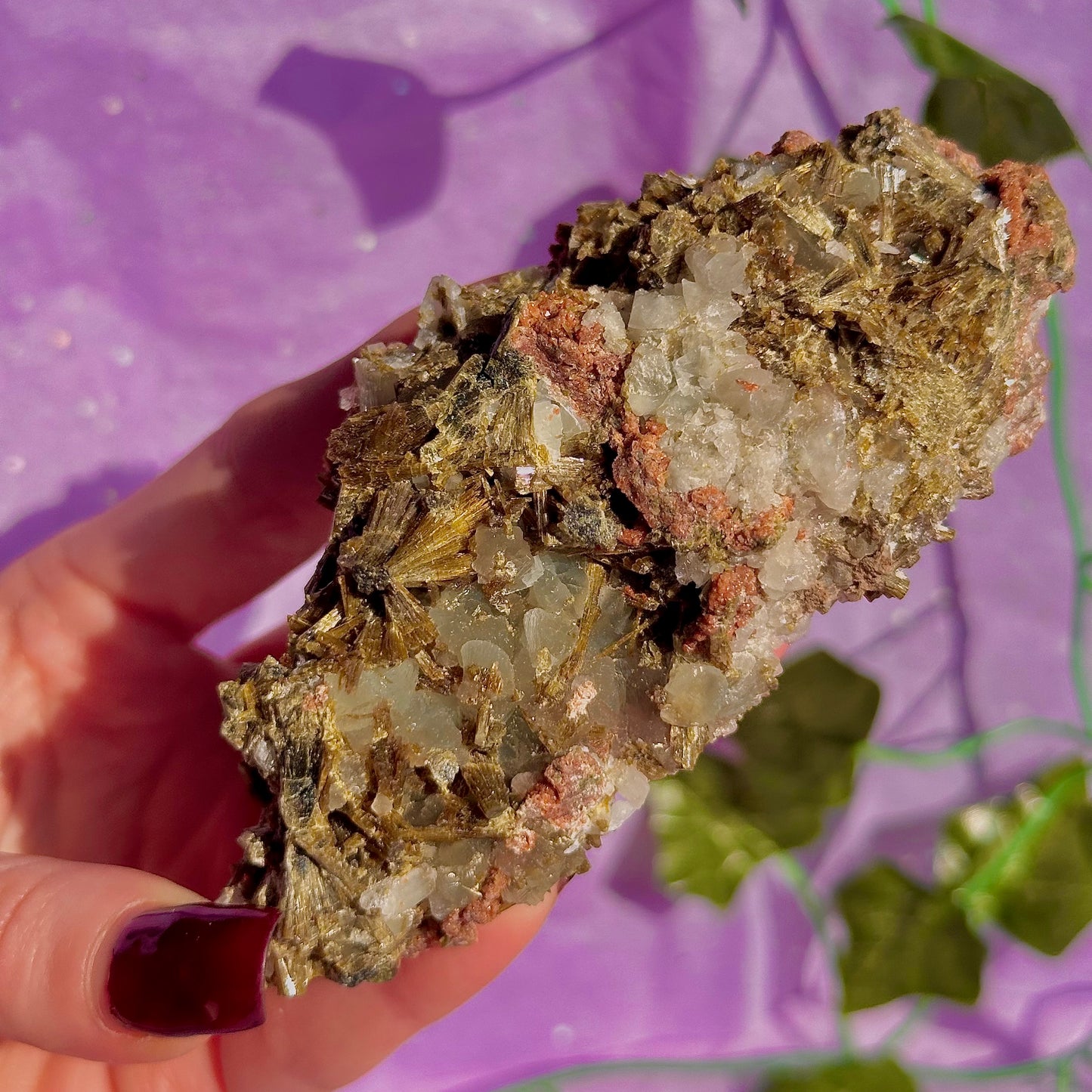 rare spécimen de prehnite, d'épidote forestière et de quartz