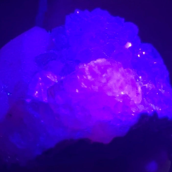 améthyste avec agrégat de calcite UV