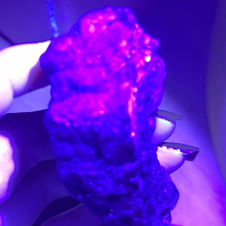 Spécimen de grappe cubique de fluorine rose noire UV