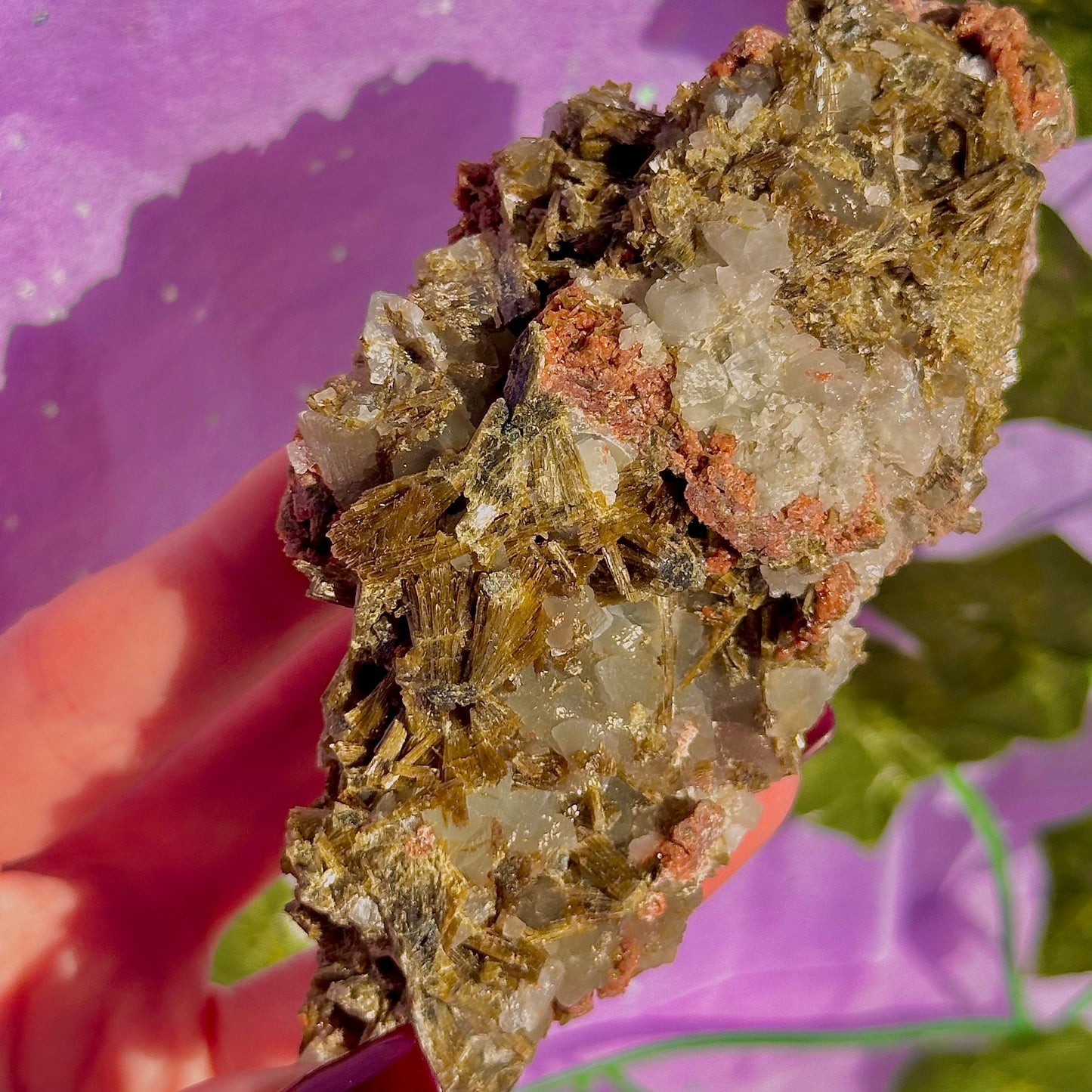 rare spécimen de prehnite, d'épidote forestière et de quartz