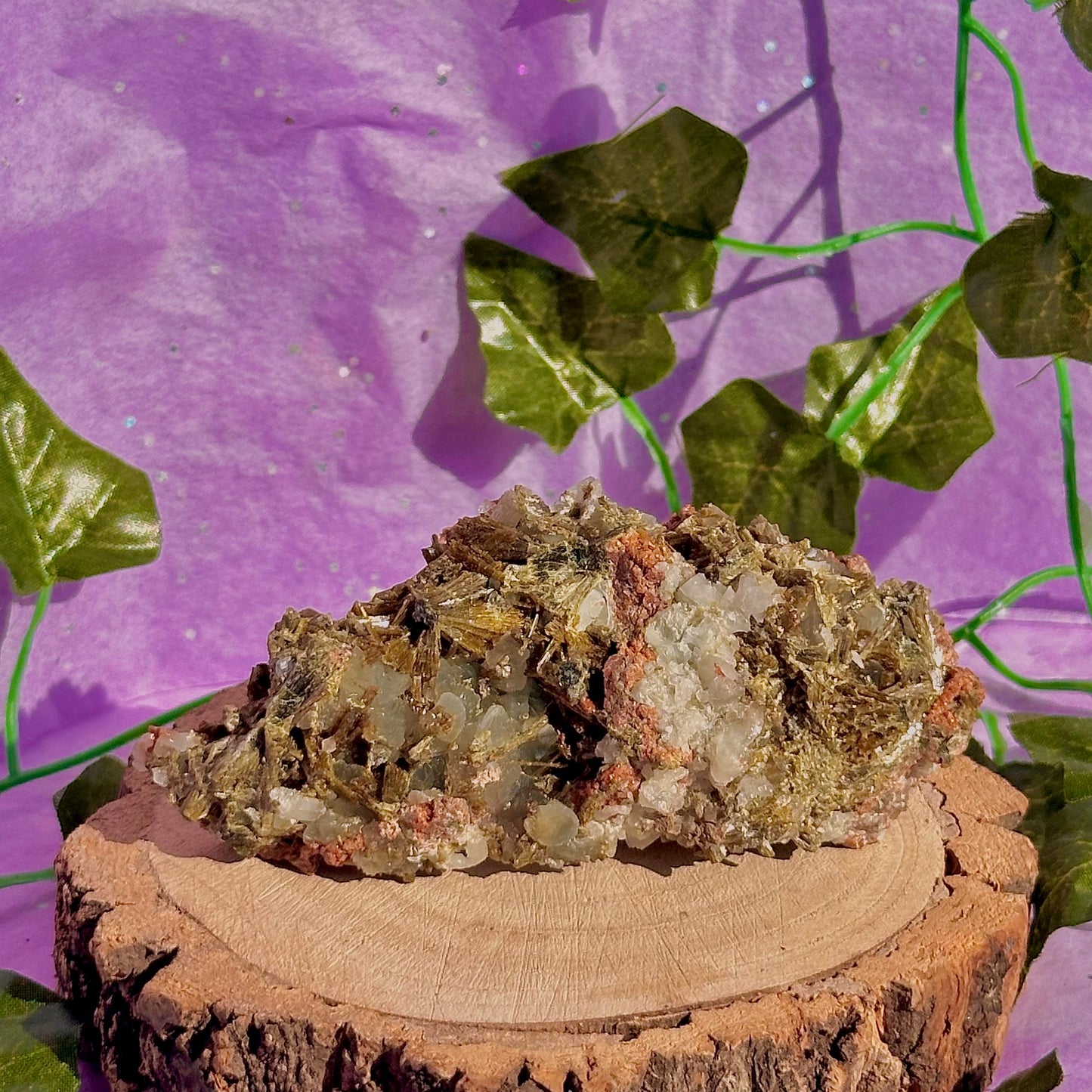 rare spécimen de prehnite, d'épidote forestière et de quartz