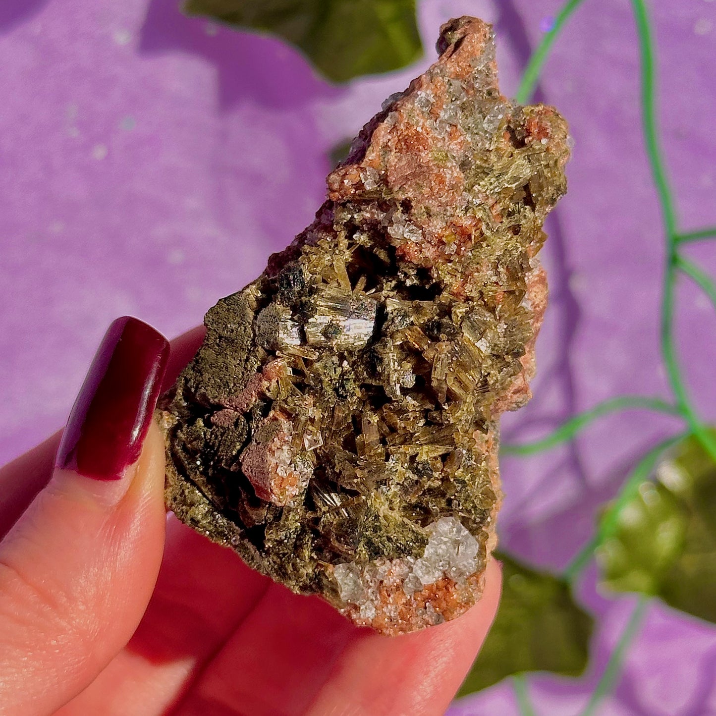 spécimen d'épidote forestière avec de la dolomite UV