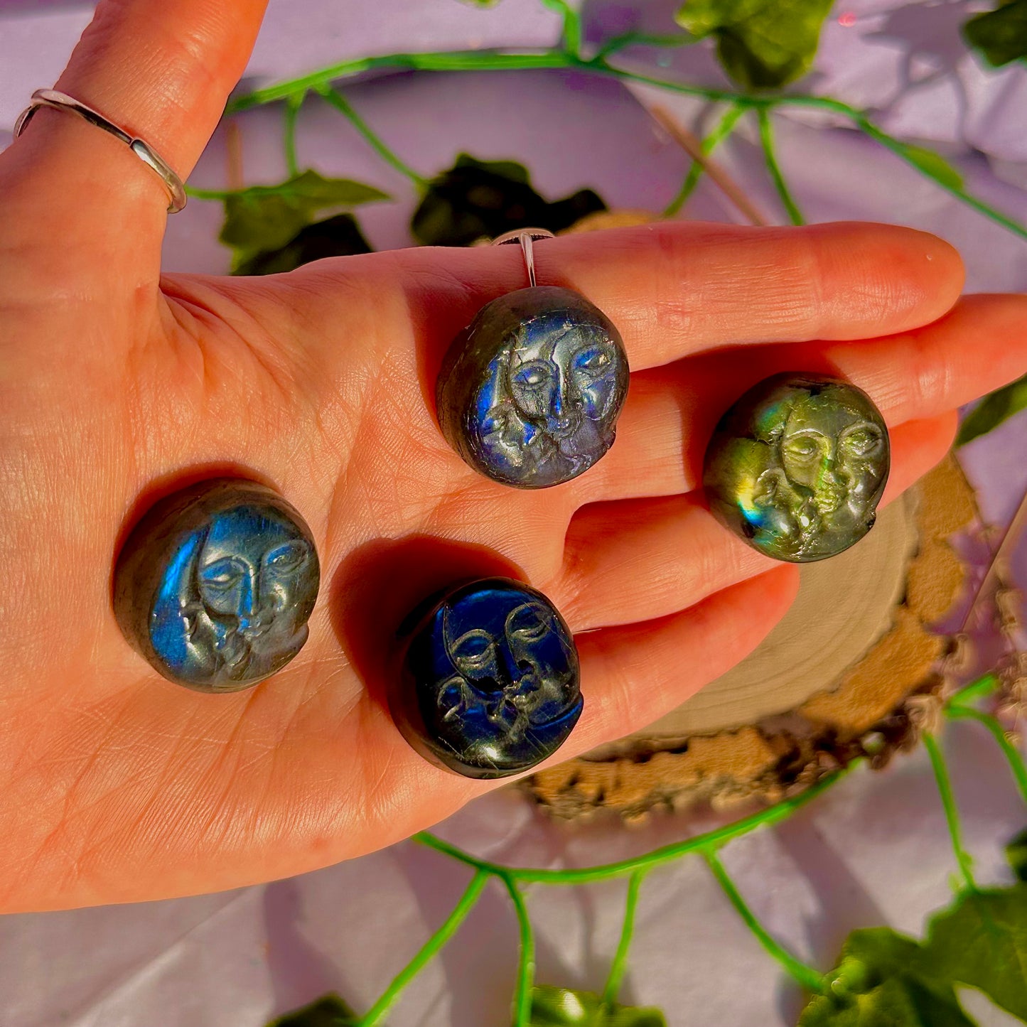 labradorite gravée soleil et lune ~ choisie intuitivement