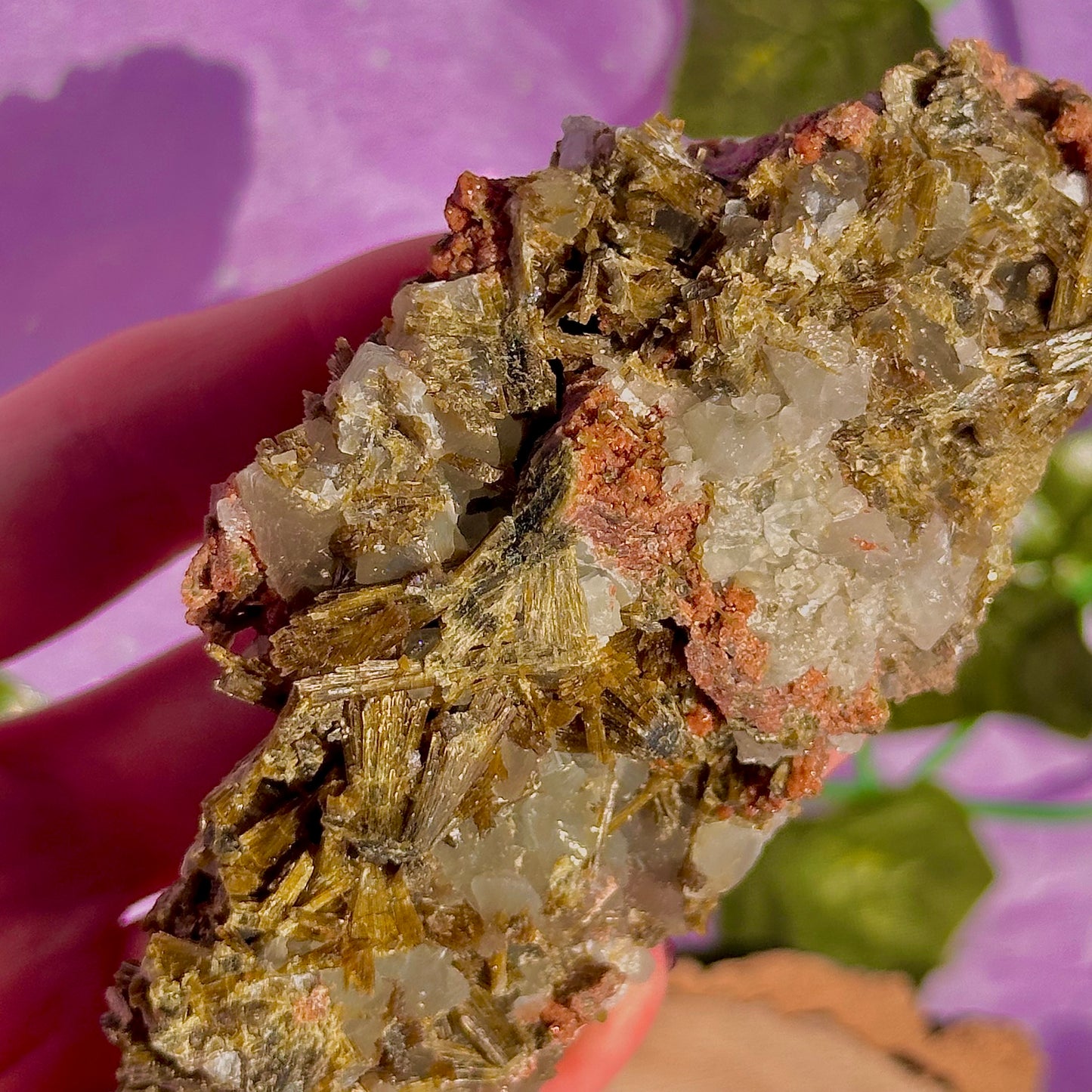 rare spécimen de prehnite, d'épidote forestière et de quartz