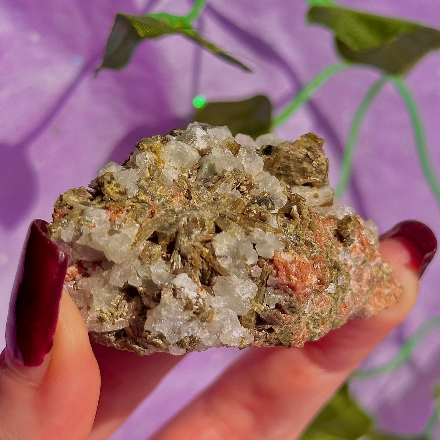 spécimen d'épidote de forêt avec quartz et grenat