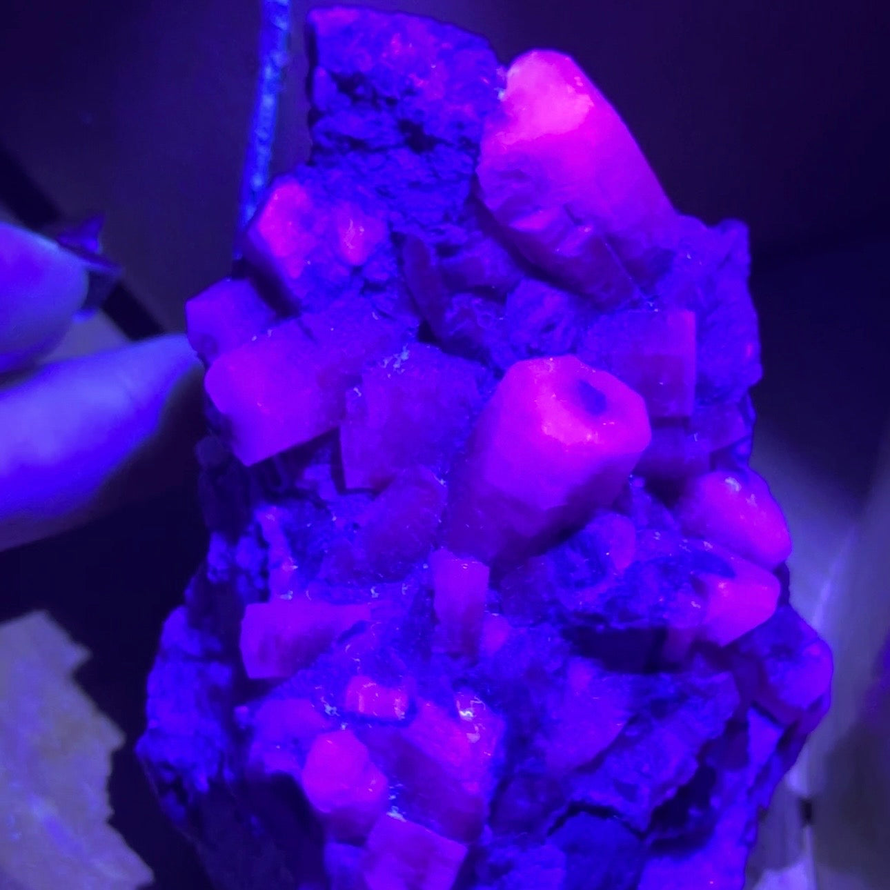 calcite colonnaire UV sur spécimen de quartz drusique B