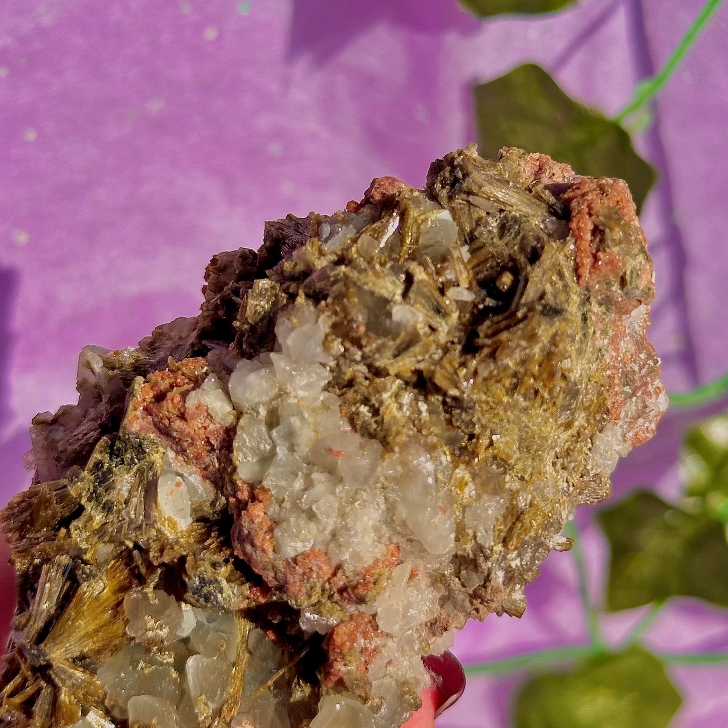 rare spécimen de prehnite, d'épidote forestière et de quartz