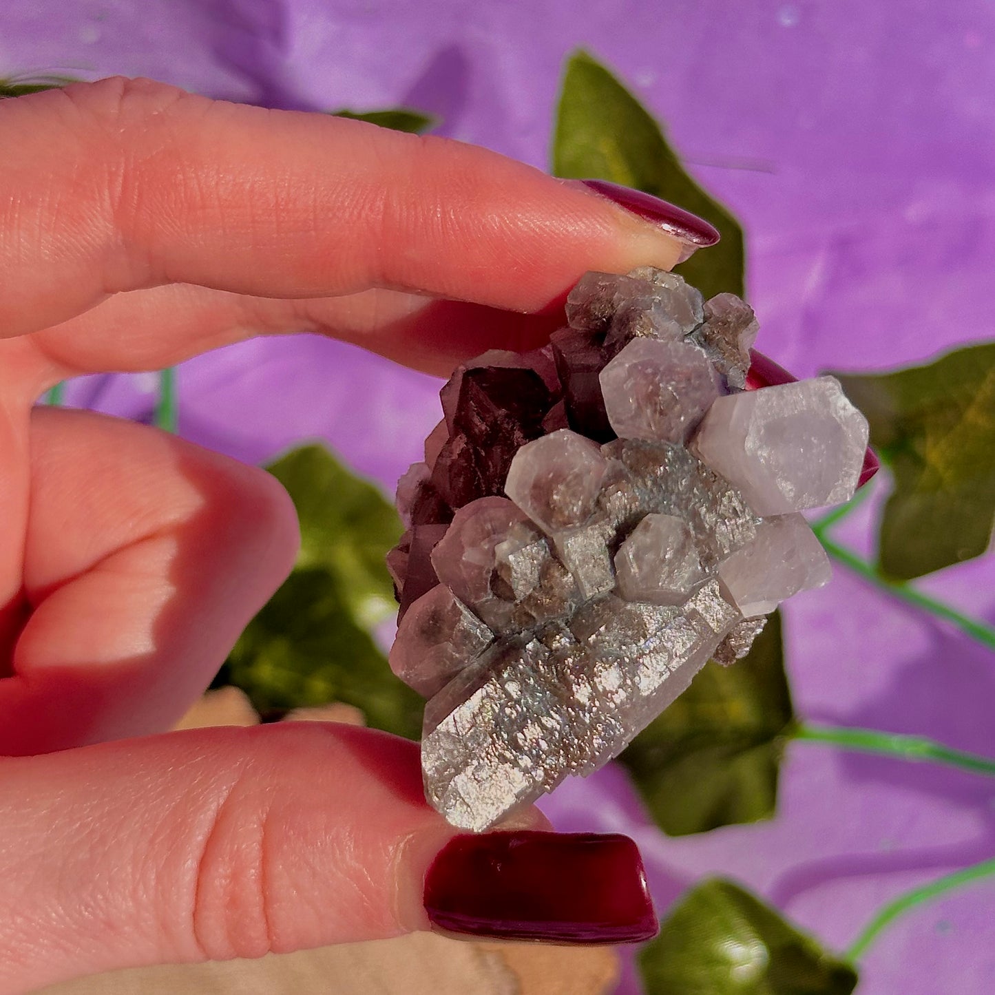 spécimen de calcite colonnaire UV sur quartz drusique A
