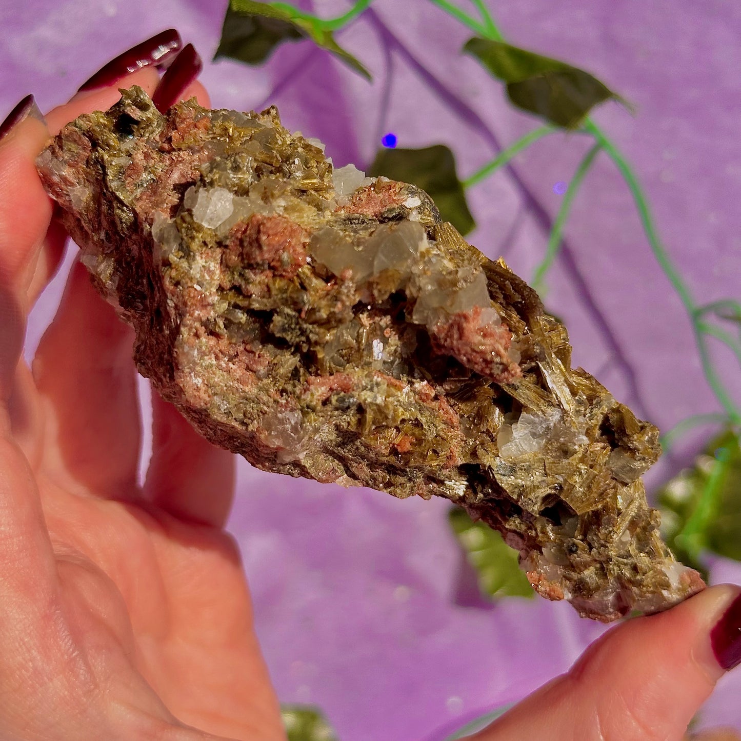 rare spécimen de prehnite, d'épidote forestière et de quartz