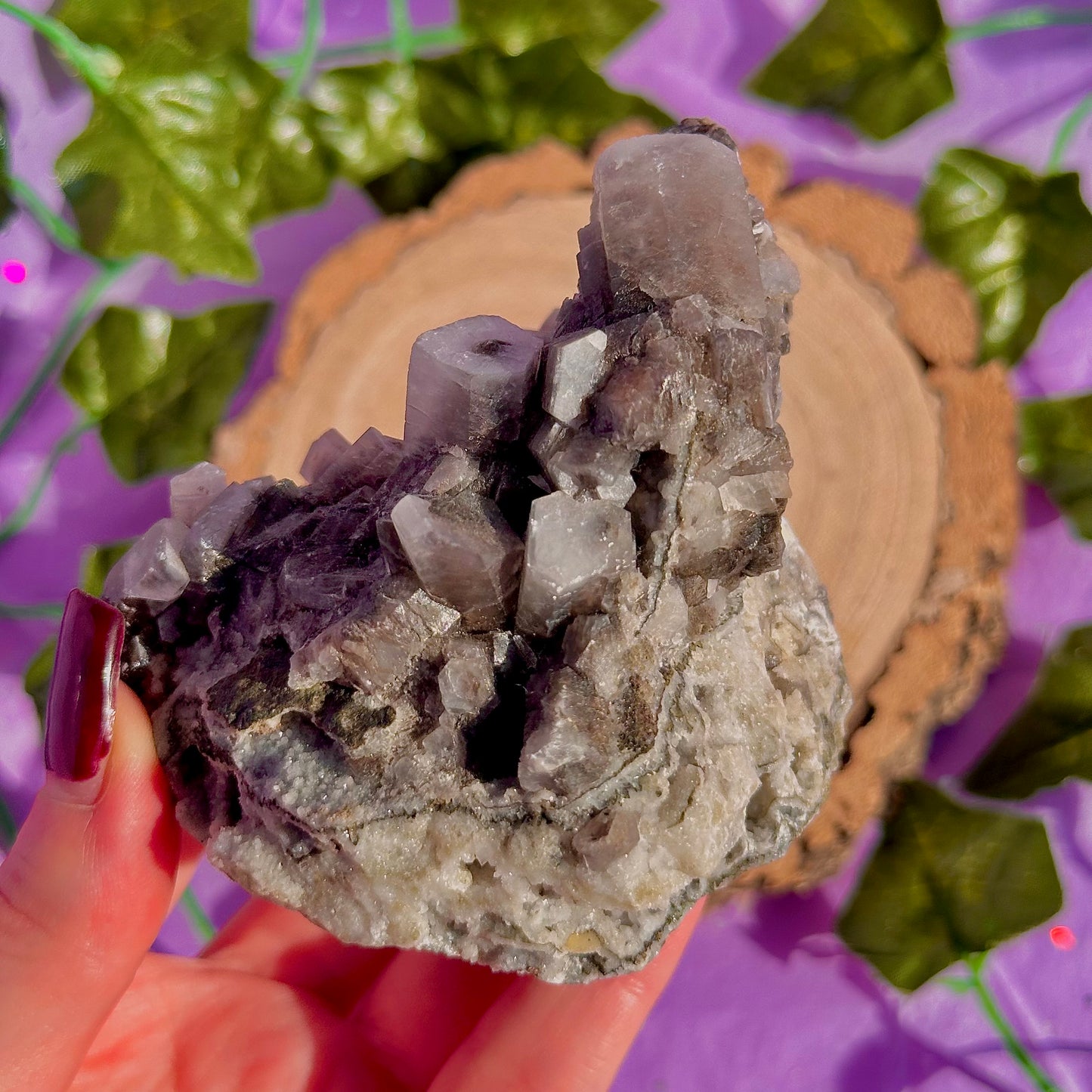 calcite colonnaire UV sur spécimen de quartz drusique B