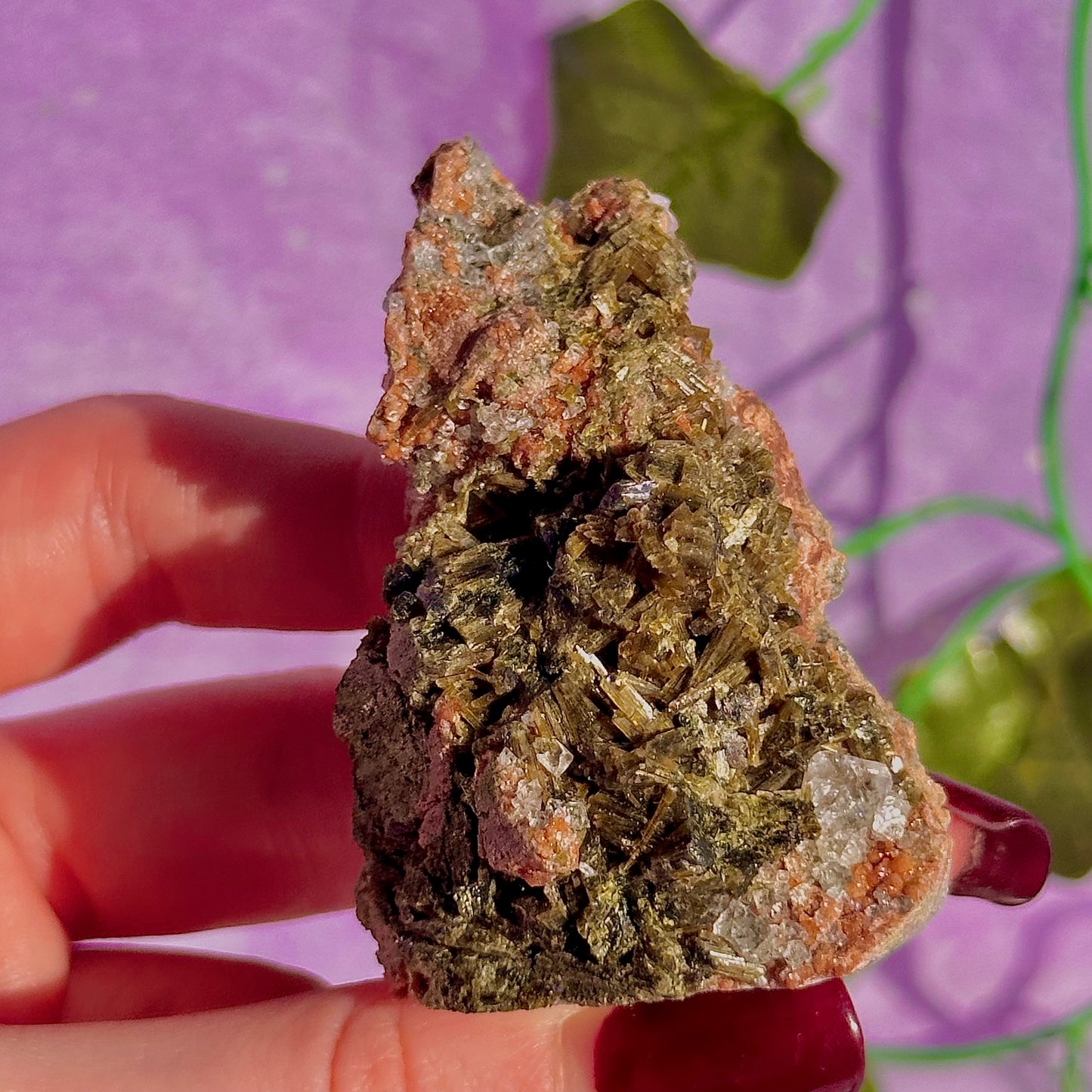 spécimen d'épidote forestière avec de la dolomite UV