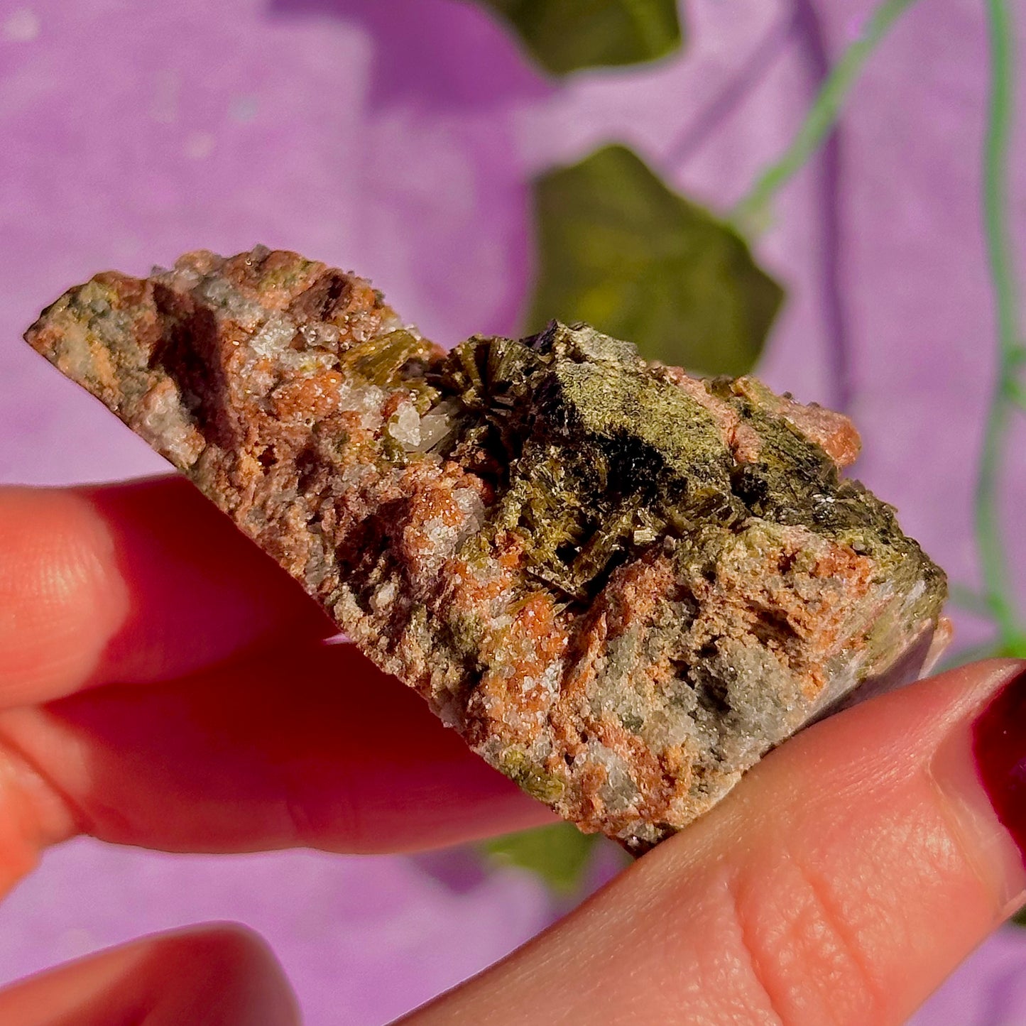 spécimen d'épidote forestière avec de la dolomite UV