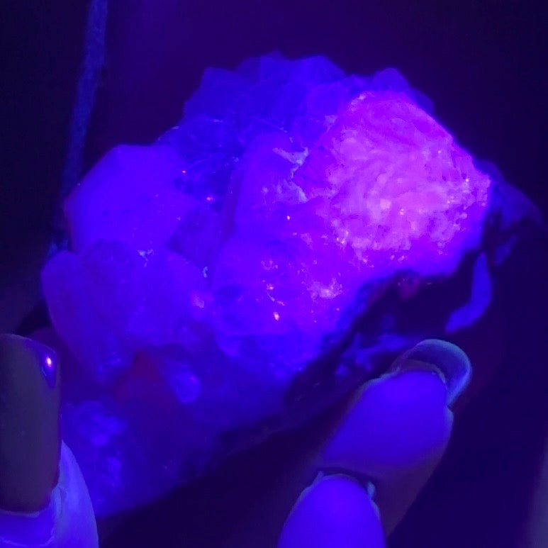 améthyste avec agrégat de calcite UV