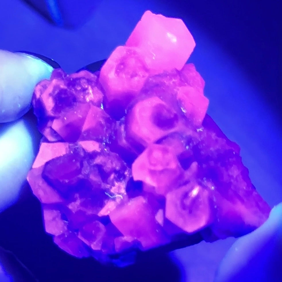 spécimen de calcite colonnaire UV sur quartz drusique A
