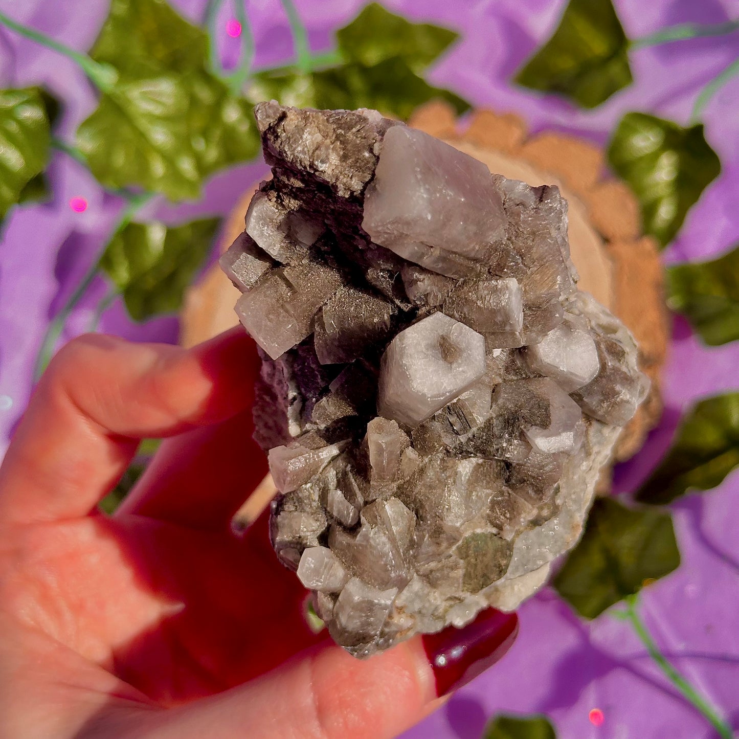 calcite colonnaire UV sur spécimen de quartz drusique B