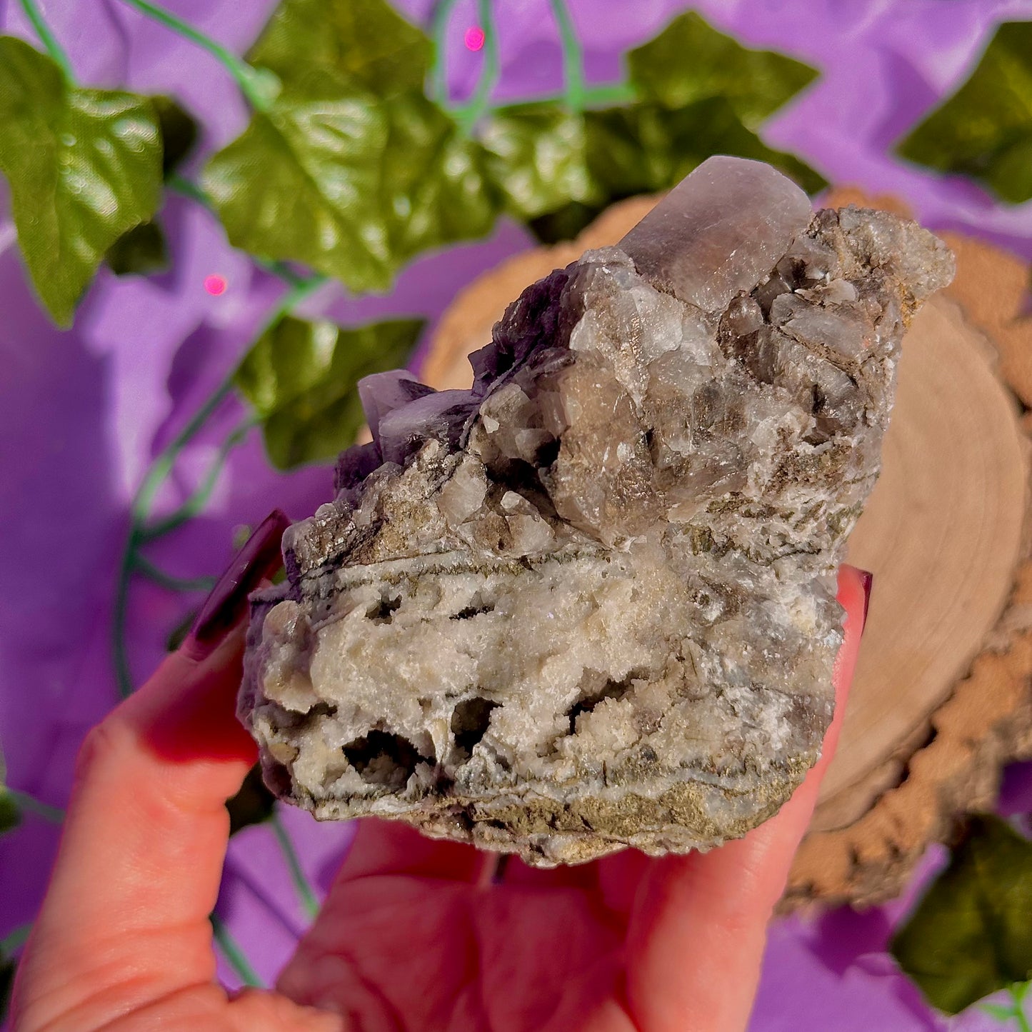 calcite colonnaire UV sur spécimen de quartz drusique B