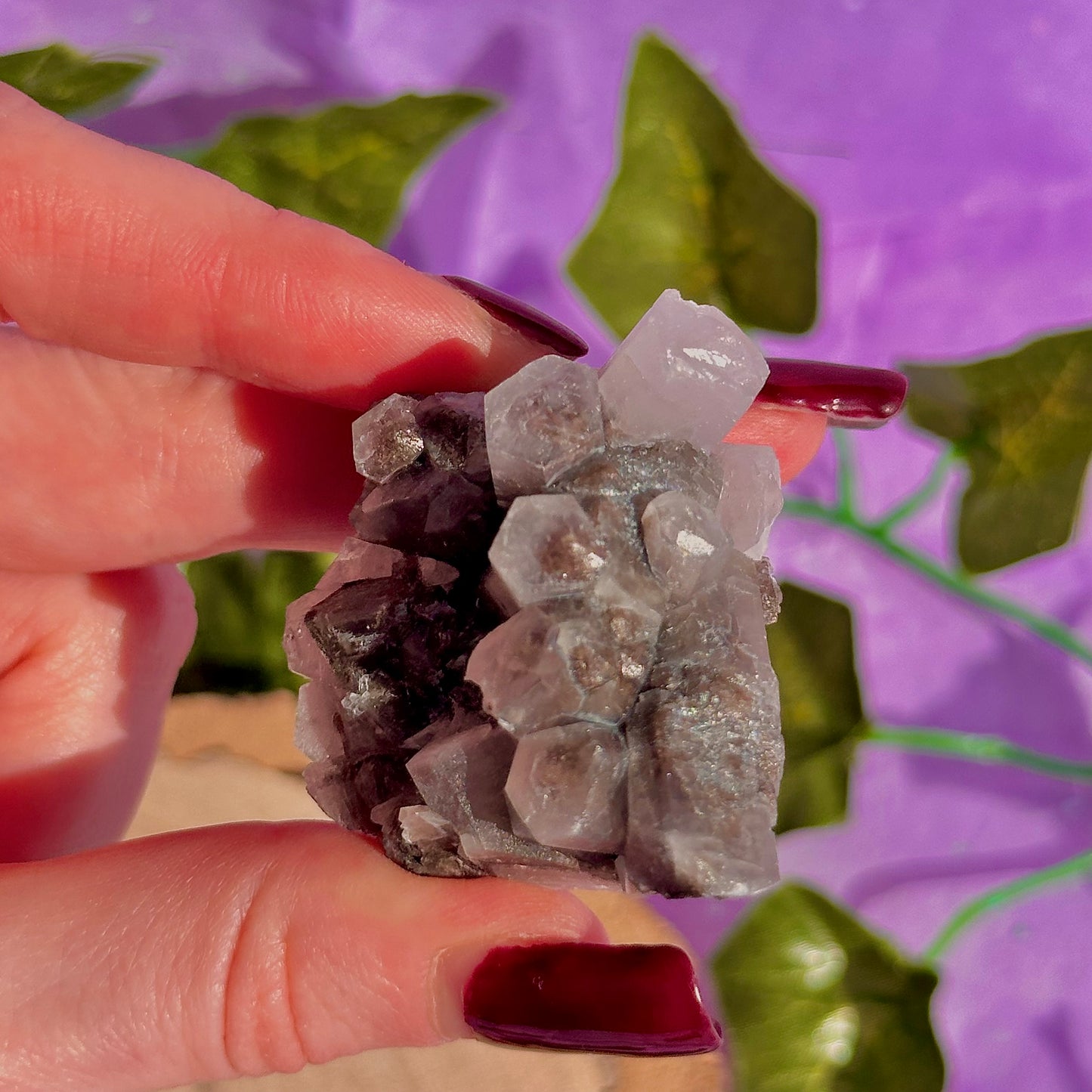 spécimen de calcite colonnaire UV sur quartz drusique A