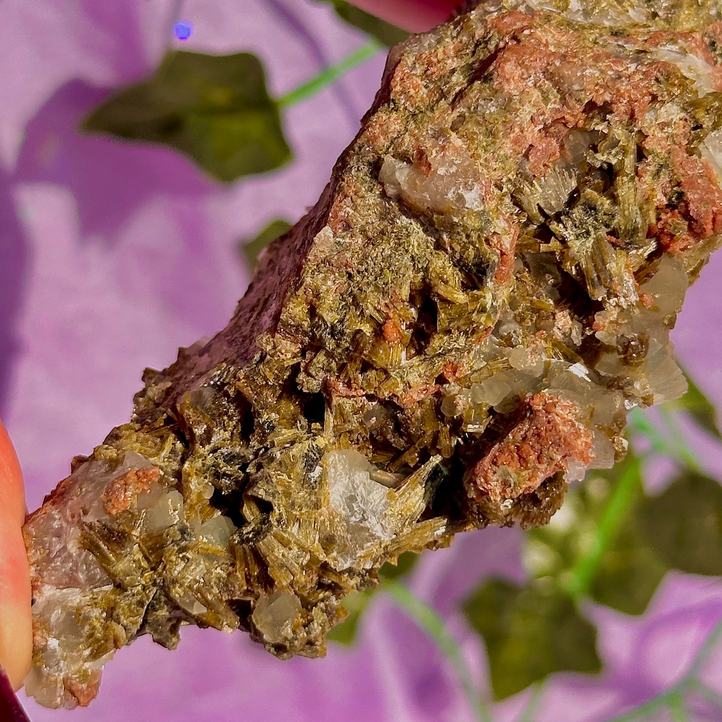 rare spécimen de prehnite, d'épidote forestière et de quartz