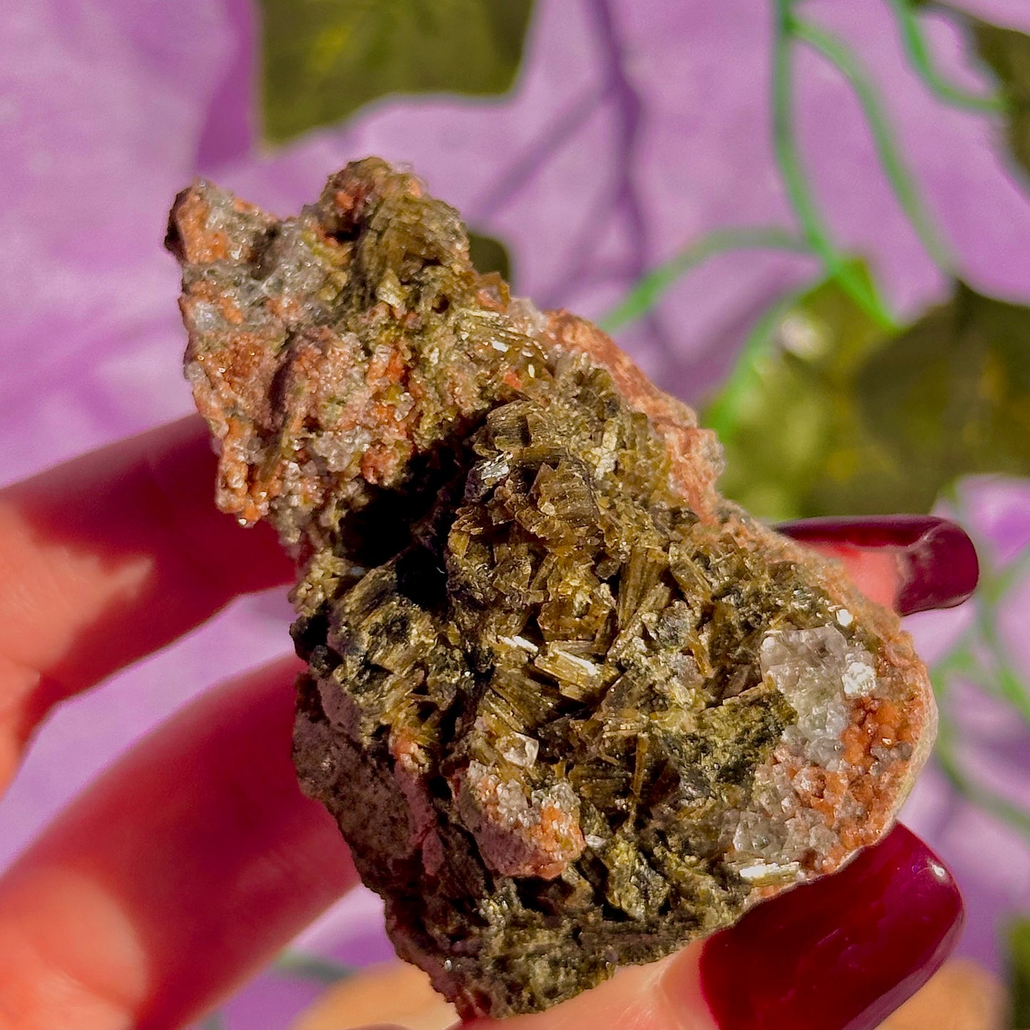 spécimen d'épidote forestière avec de la dolomite UV