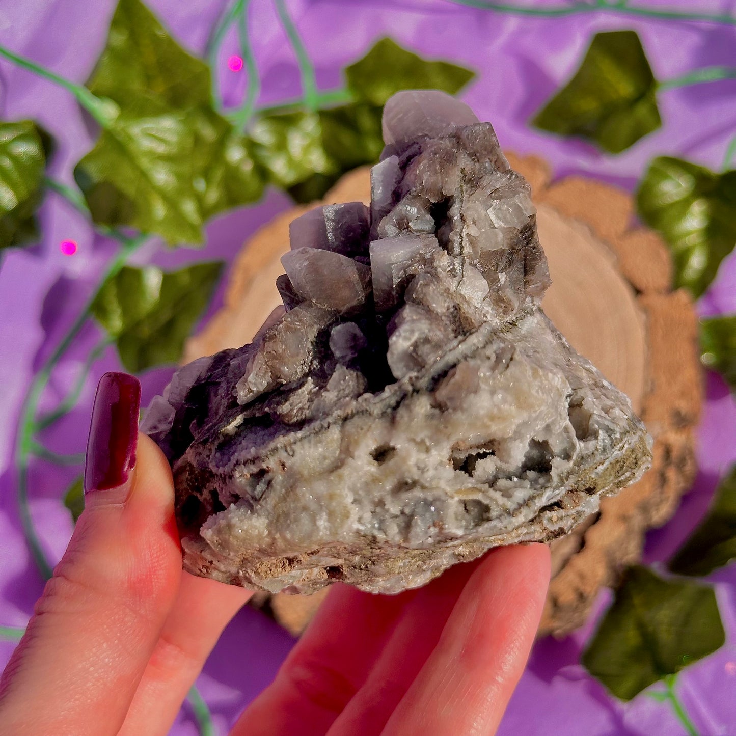 calcite colonnaire UV sur spécimen de quartz drusique B