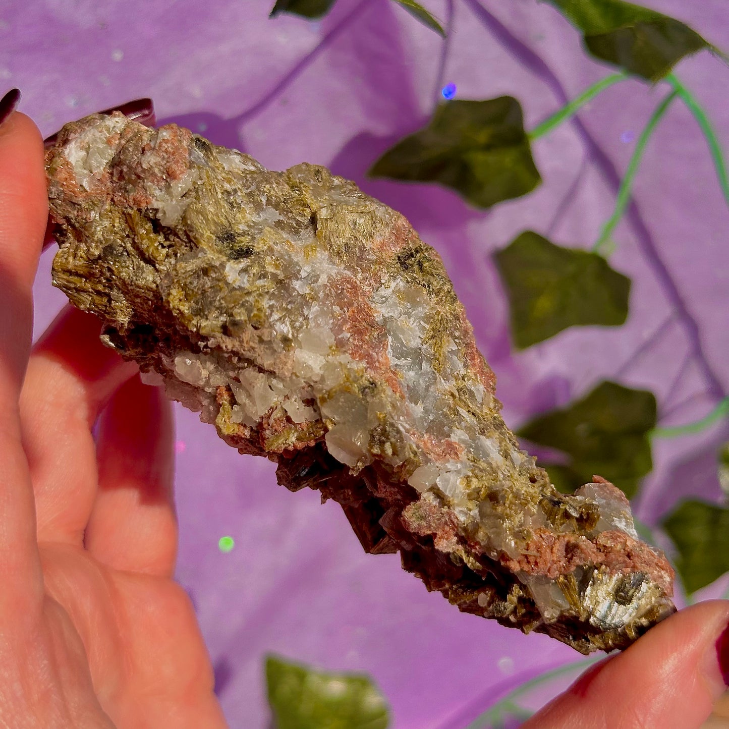 rare spécimen de prehnite, d'épidote forestière et de quartz