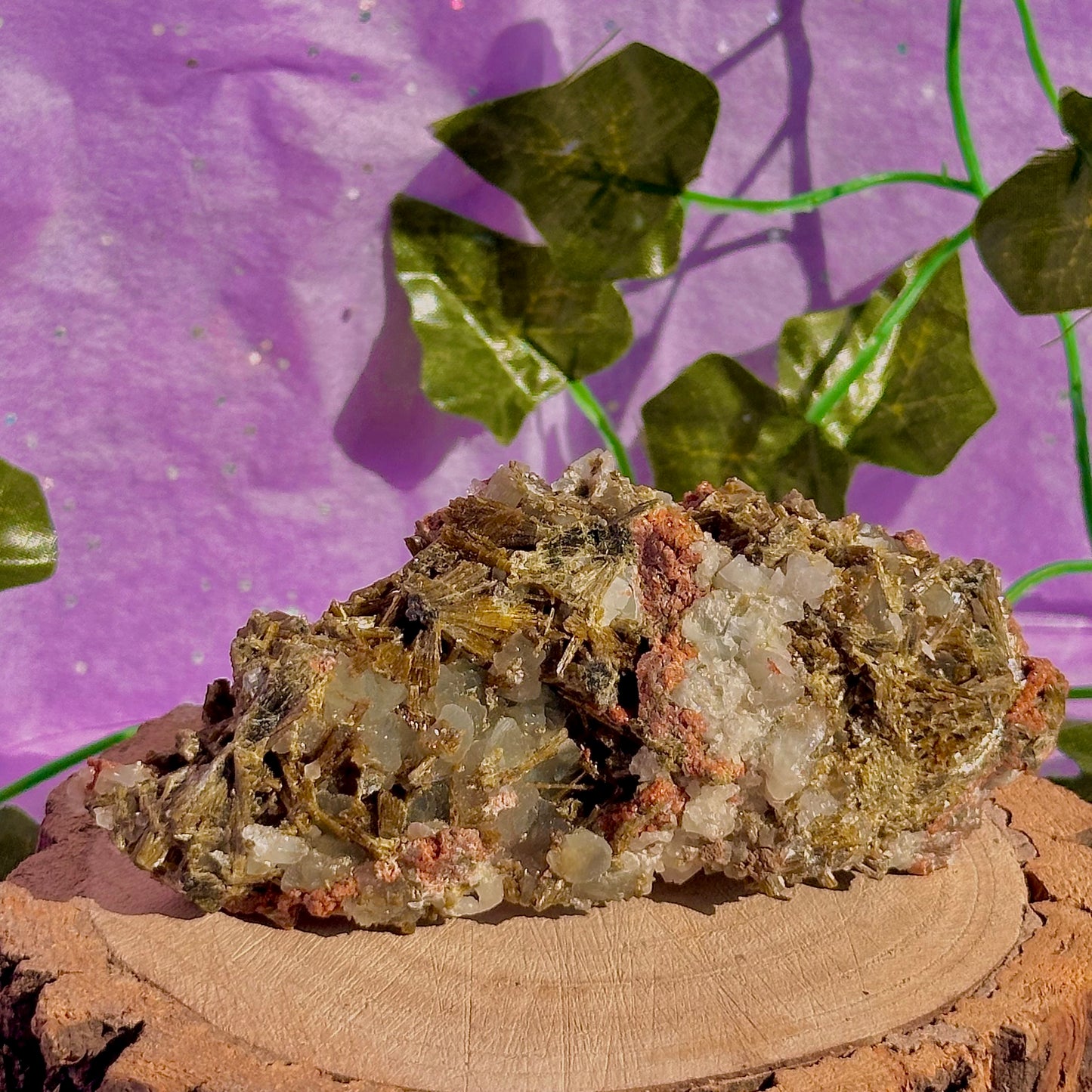 rare spécimen de prehnite, d'épidote forestière et de quartz