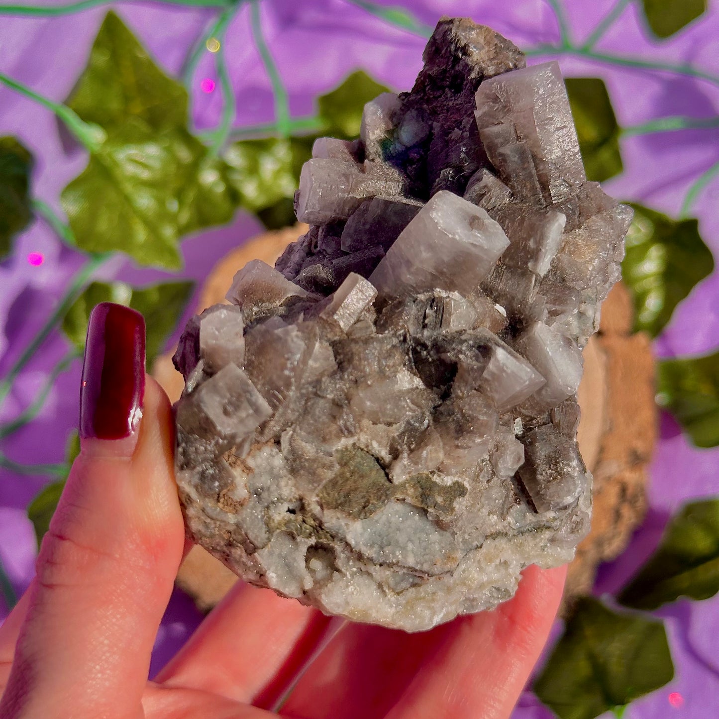 calcite colonnaire UV sur spécimen de quartz drusique B