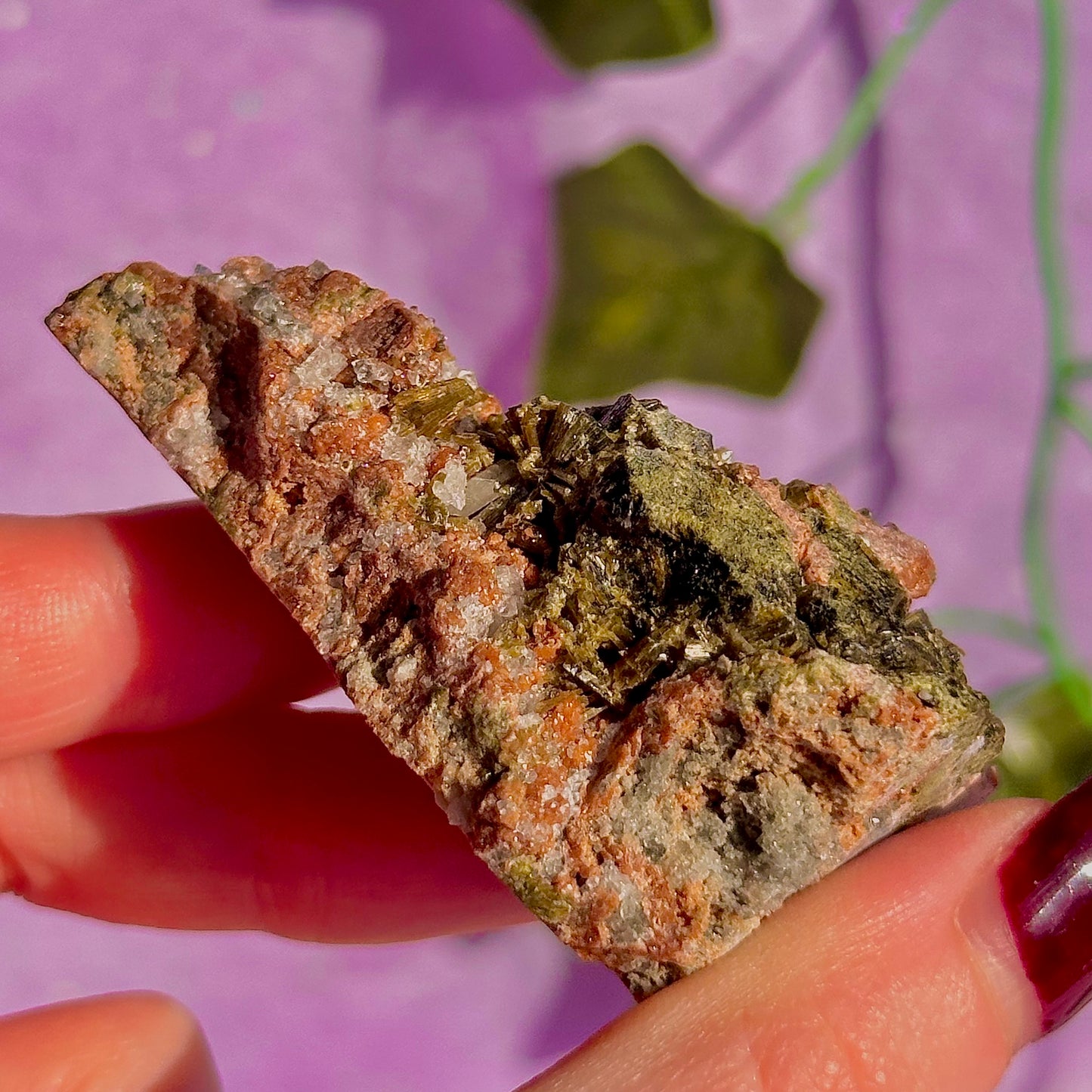 spécimen d'épidote forestière avec de la dolomite UV