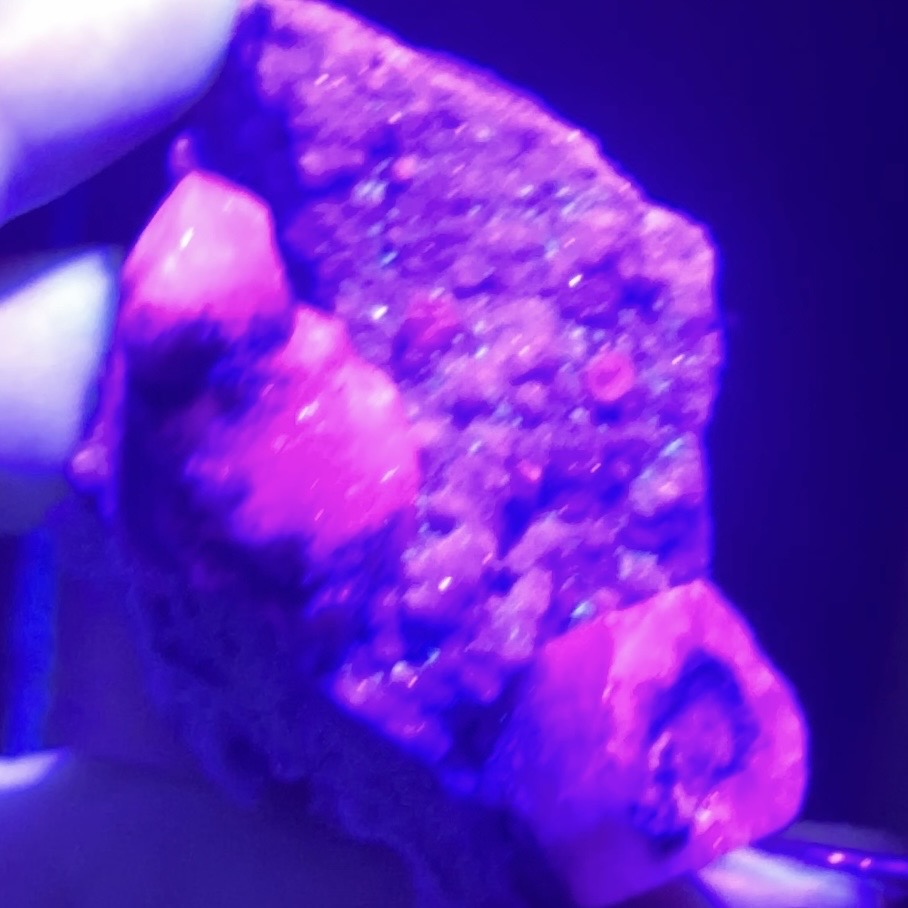 spécimen C de calcite colonnaire UV sur quartz drusique