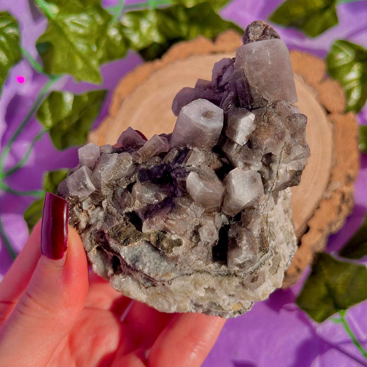 calcite colonnaire UV sur spécimen de quartz drusique B