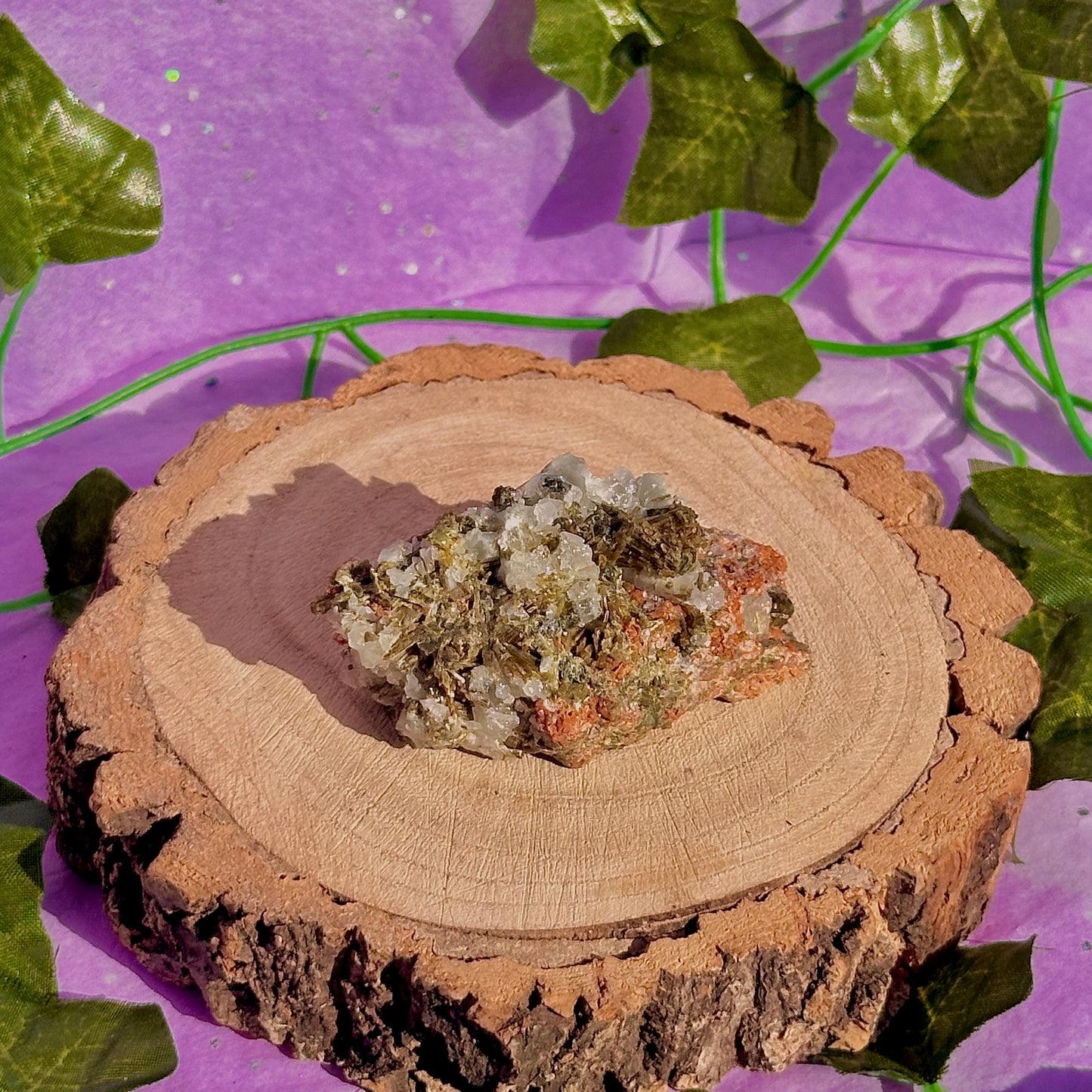 spécimen d'épidote de forêt avec quartz et grenat
